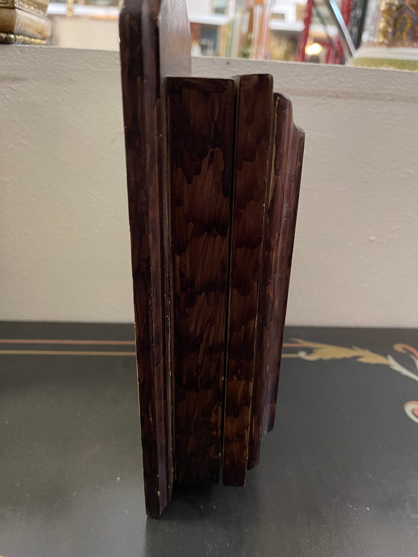 Quadro tridimensionale con decorazioni floreali.