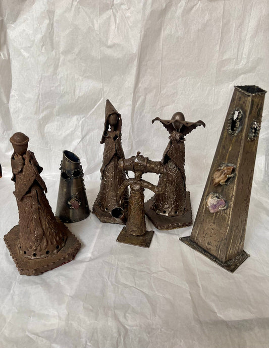 Set Sculture Artigianali in Metallo – Figure Medievali e Astratte con Pietre Dure