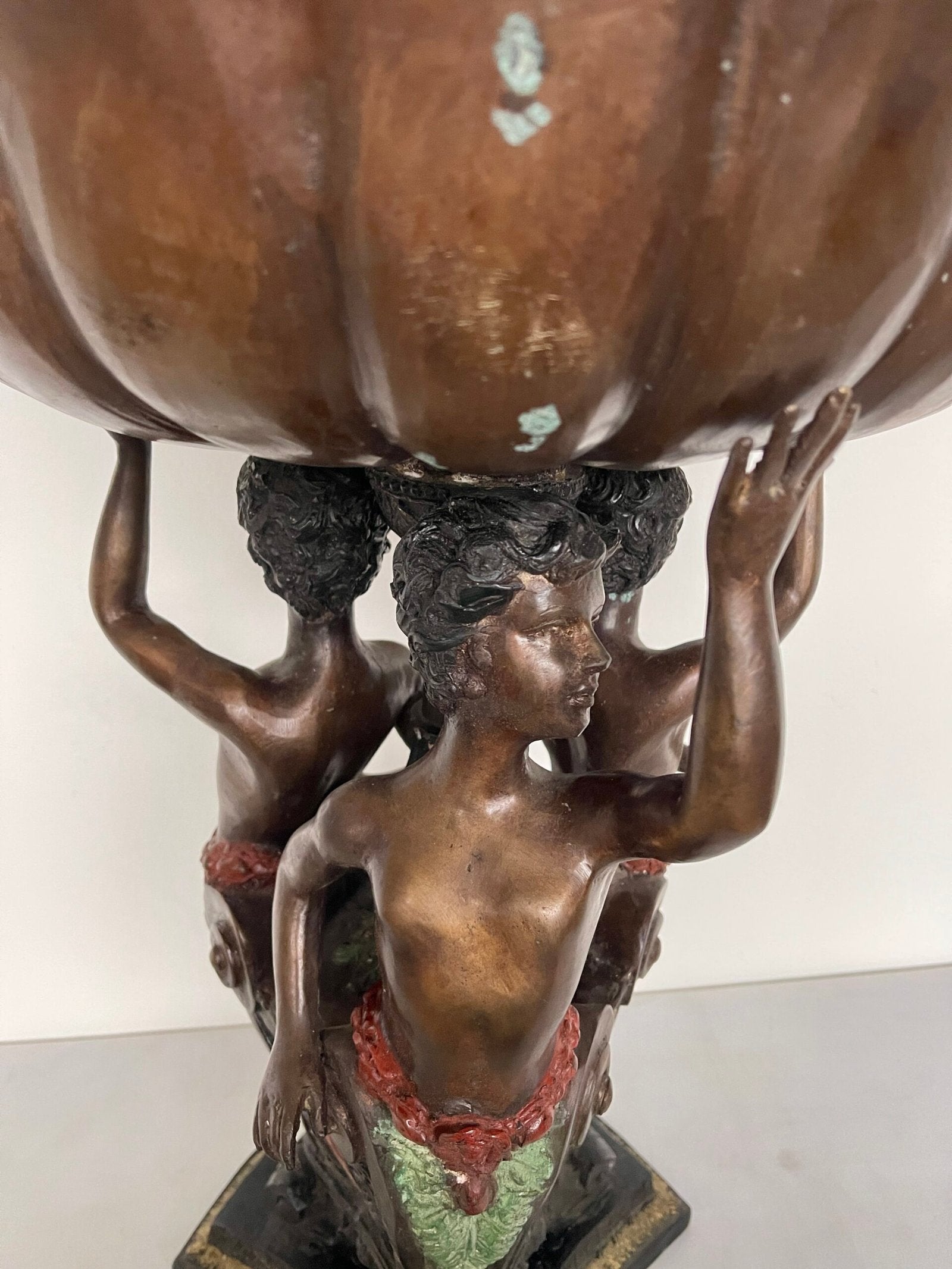 Antica centrotavola/scultura d’epoca realizzato in bronzo con figure di putti