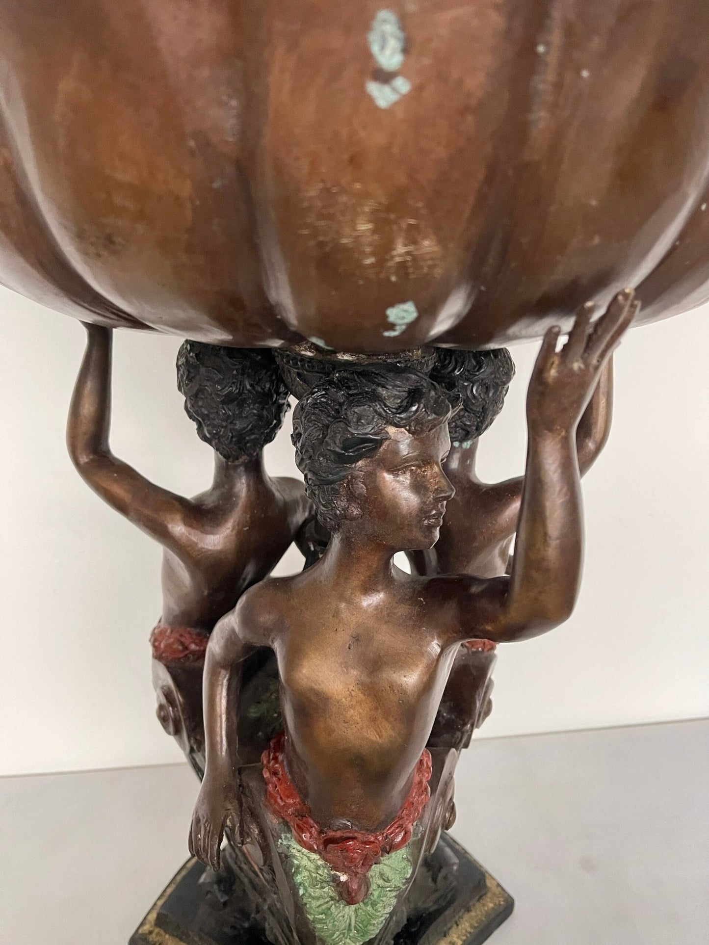 Antica centrotavola/scultura d’epoca realizzato in bronzo con figure di putti