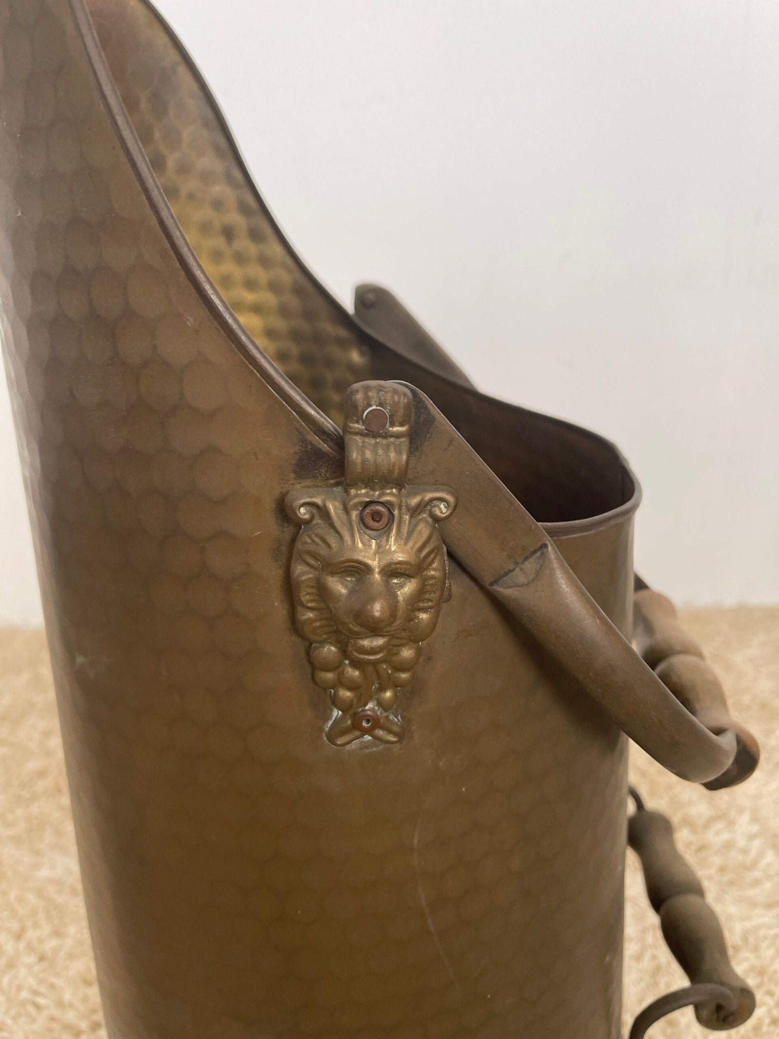 Antico secchio porta carbone in rame martellato con manico in legno – stile vintage