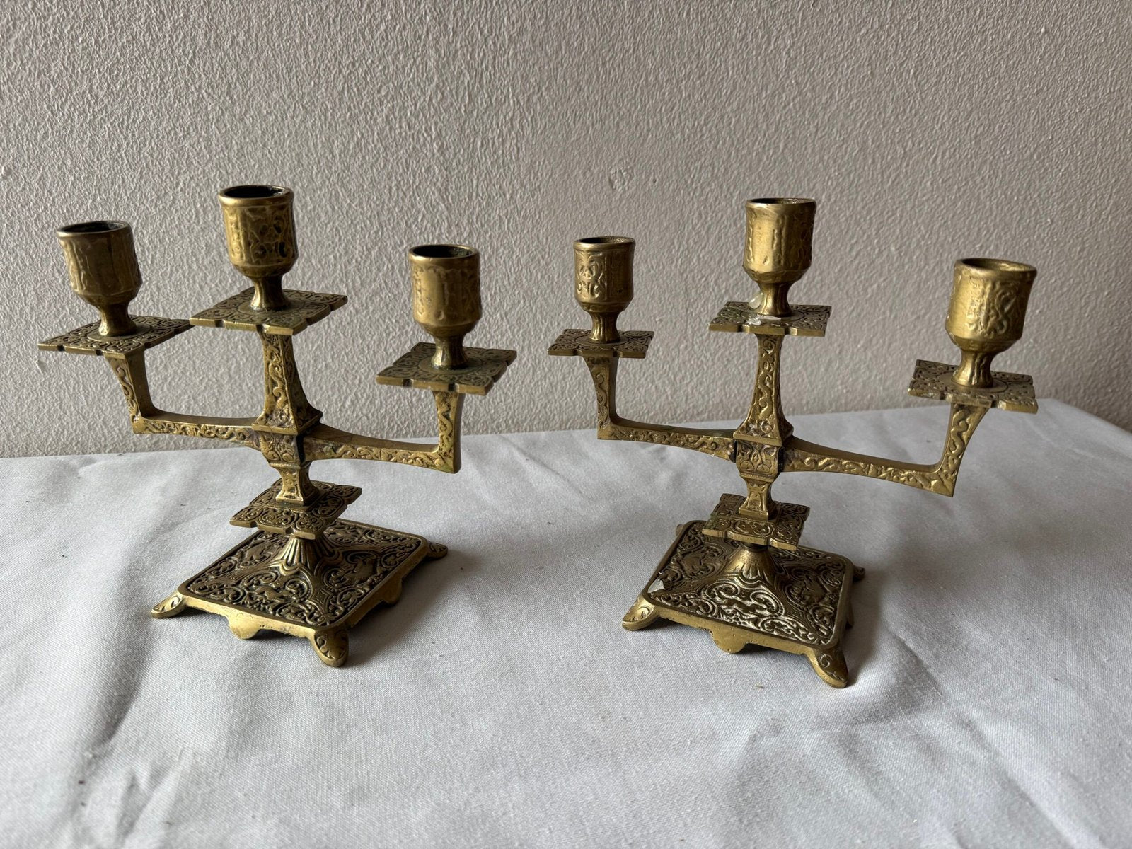 Coppia di Candelabri a Tre Fiamme in Ottone Decora