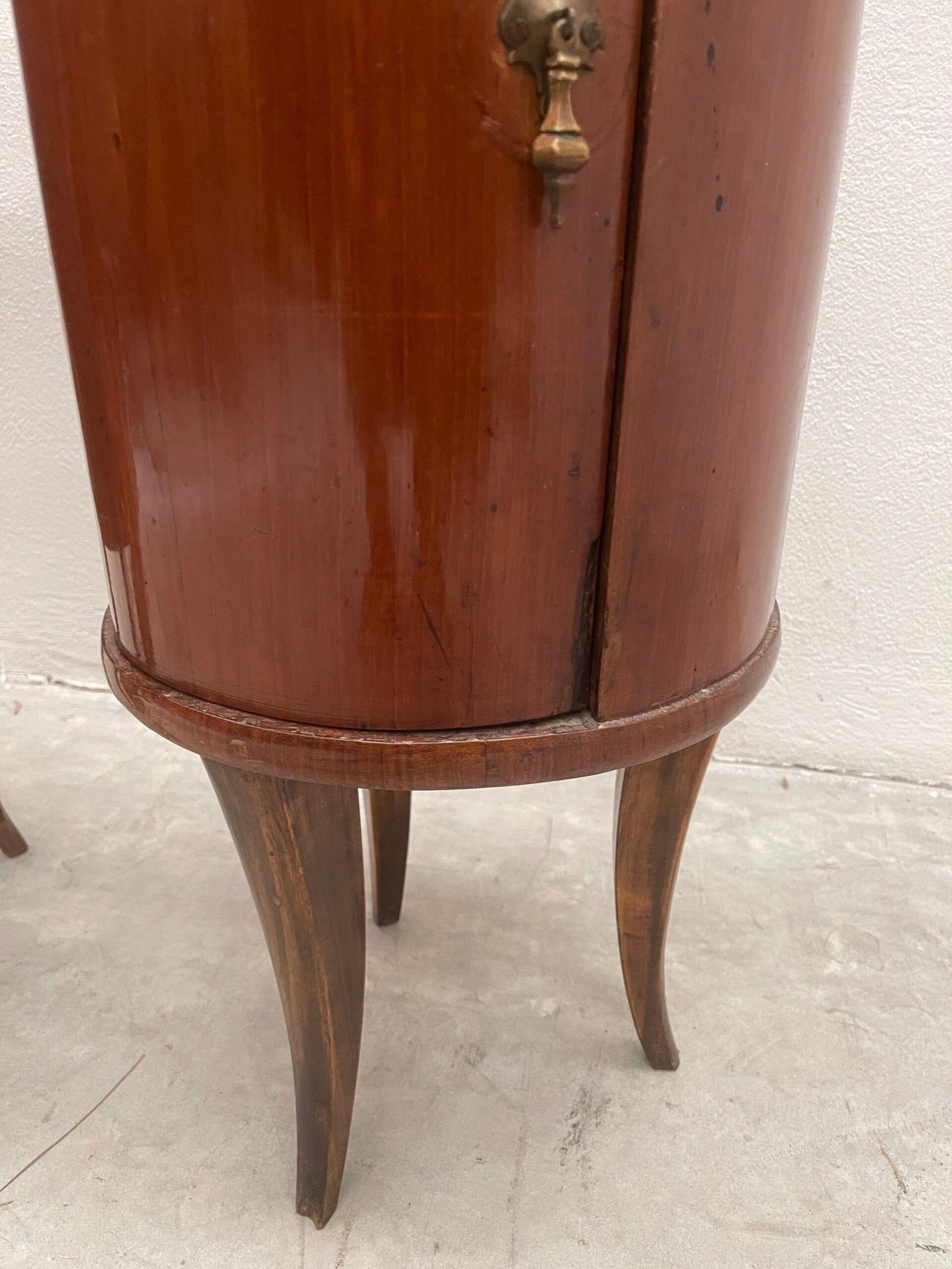 Coppia di comodini ovali/rotondi.