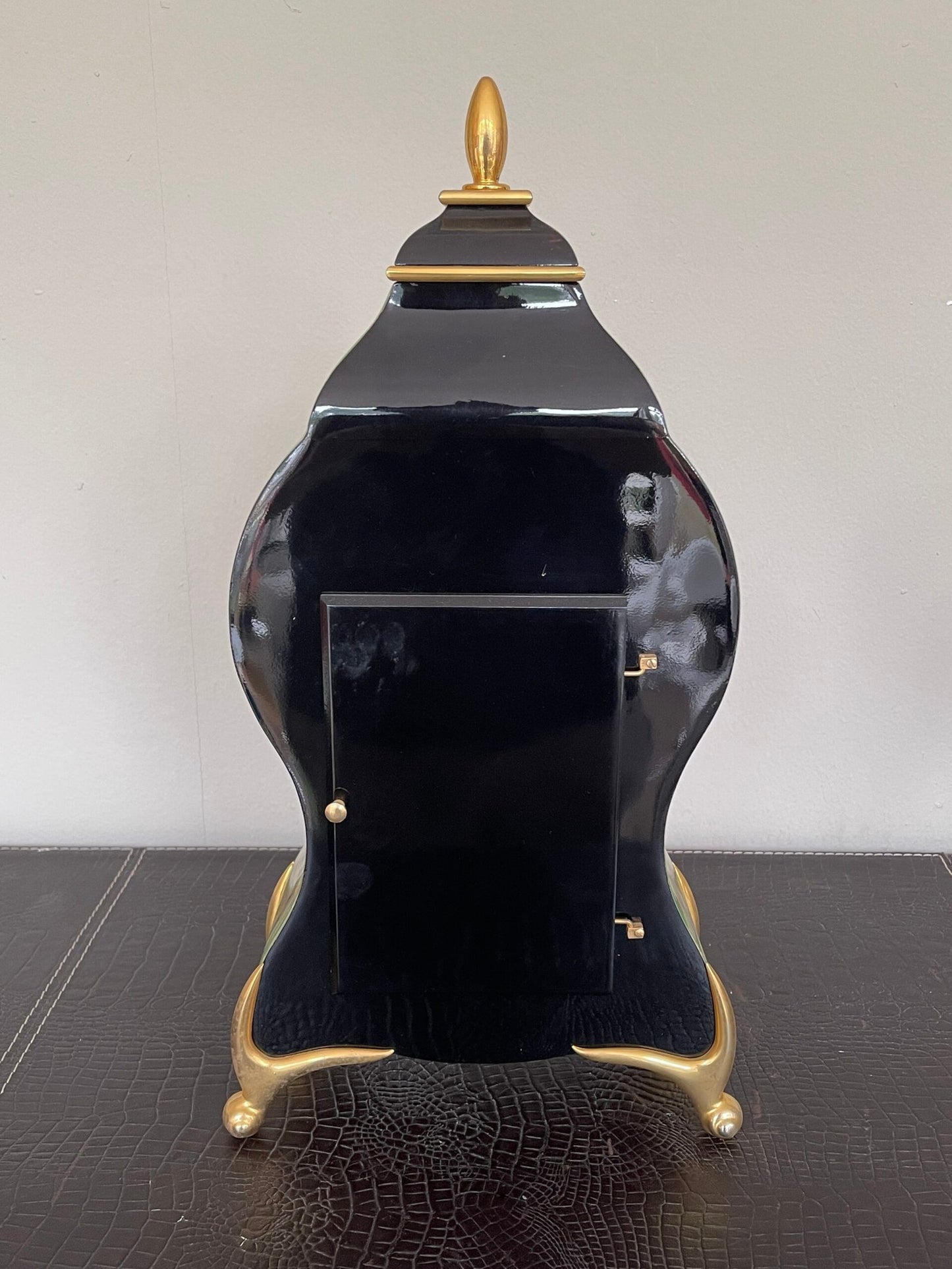 Orologio da Tavolo “Neuchatel” – Elegante con Pendolo e Dettagli Floreali in Stile Antico