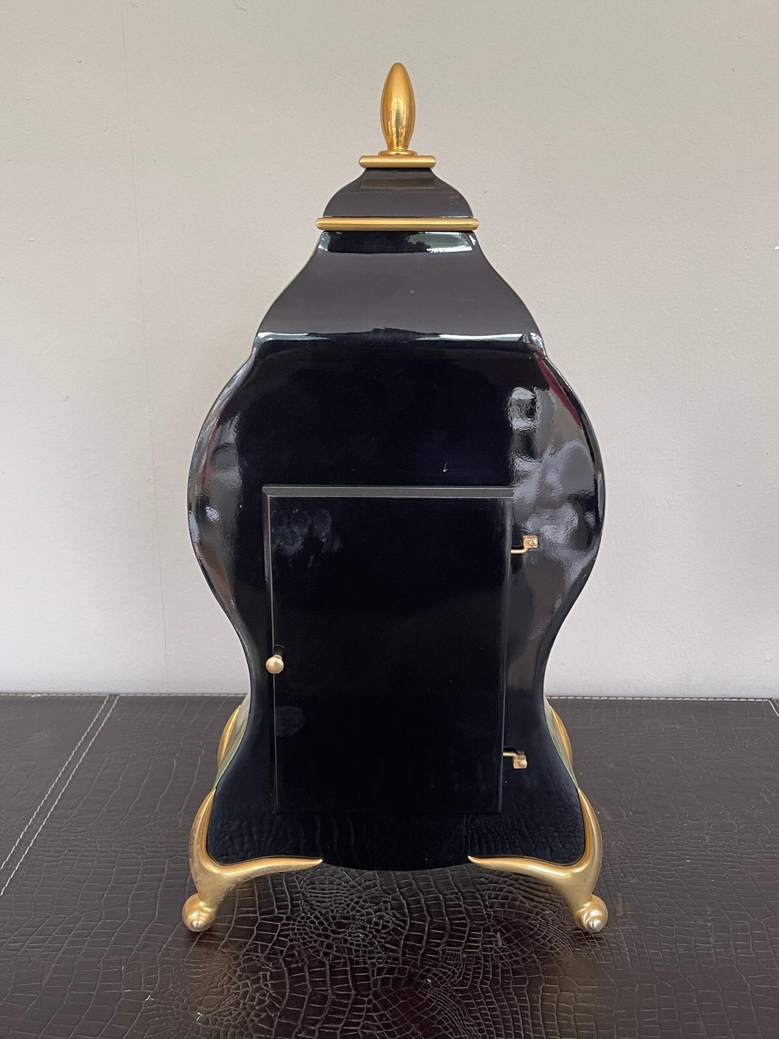 Orologio da Tavolo “Neuchatel” – Elegante con Pendolo e Dettagli Floreali in Stile Antico