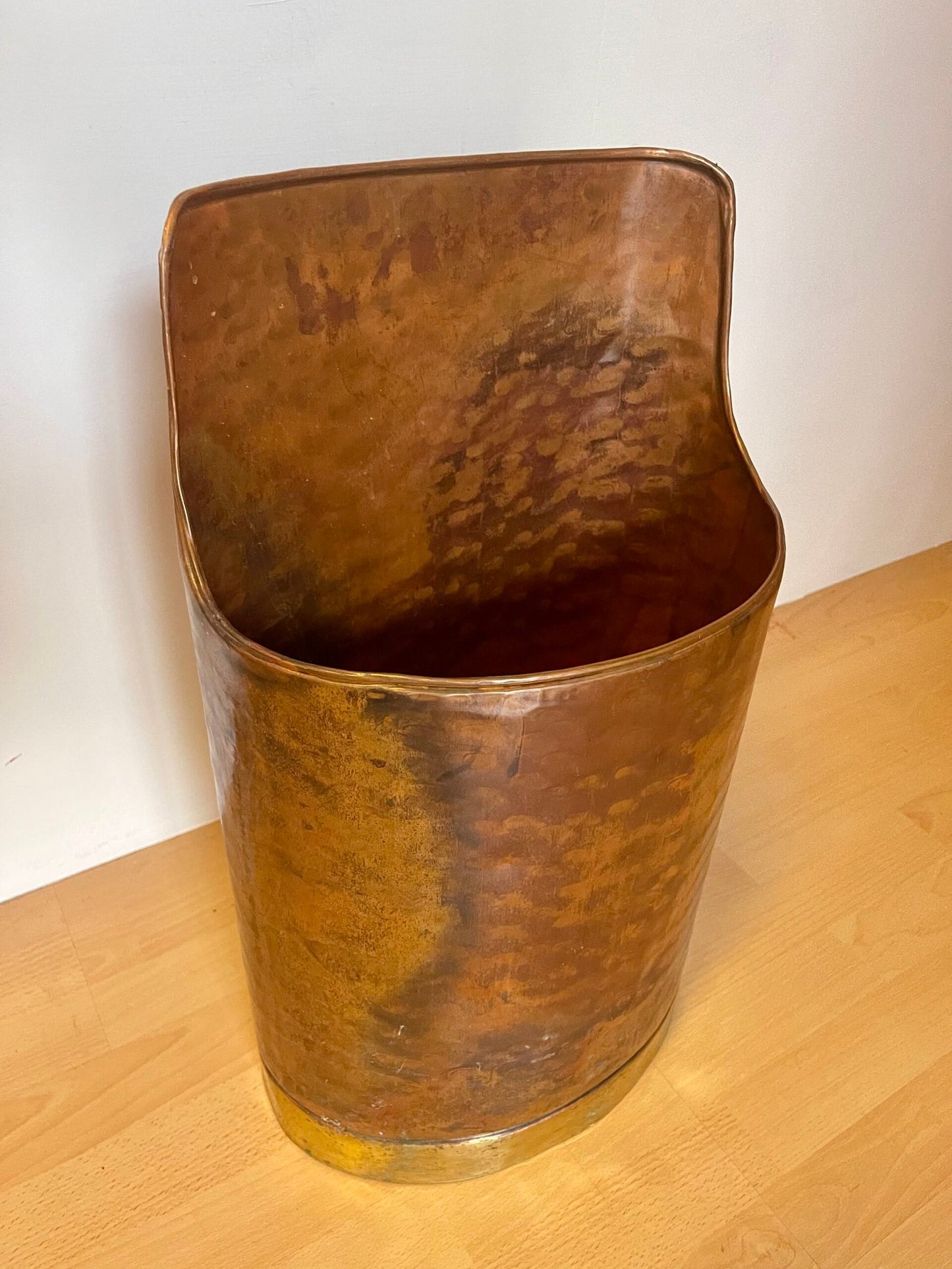 Contenitore in rame battuto con schienale rialzato