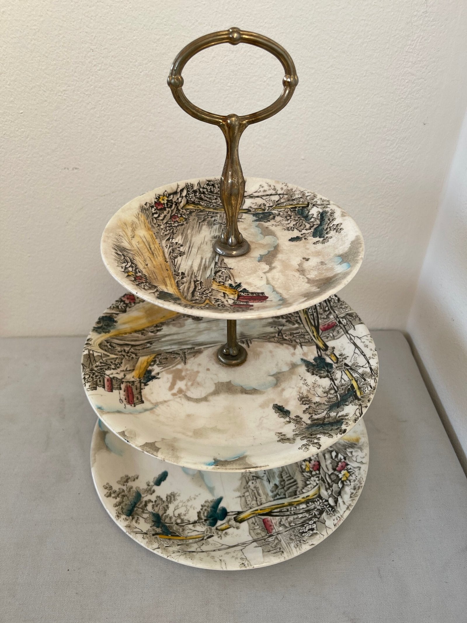 Alzata a Tre Piani in Ceramica Dipinta a Mano – Vintage