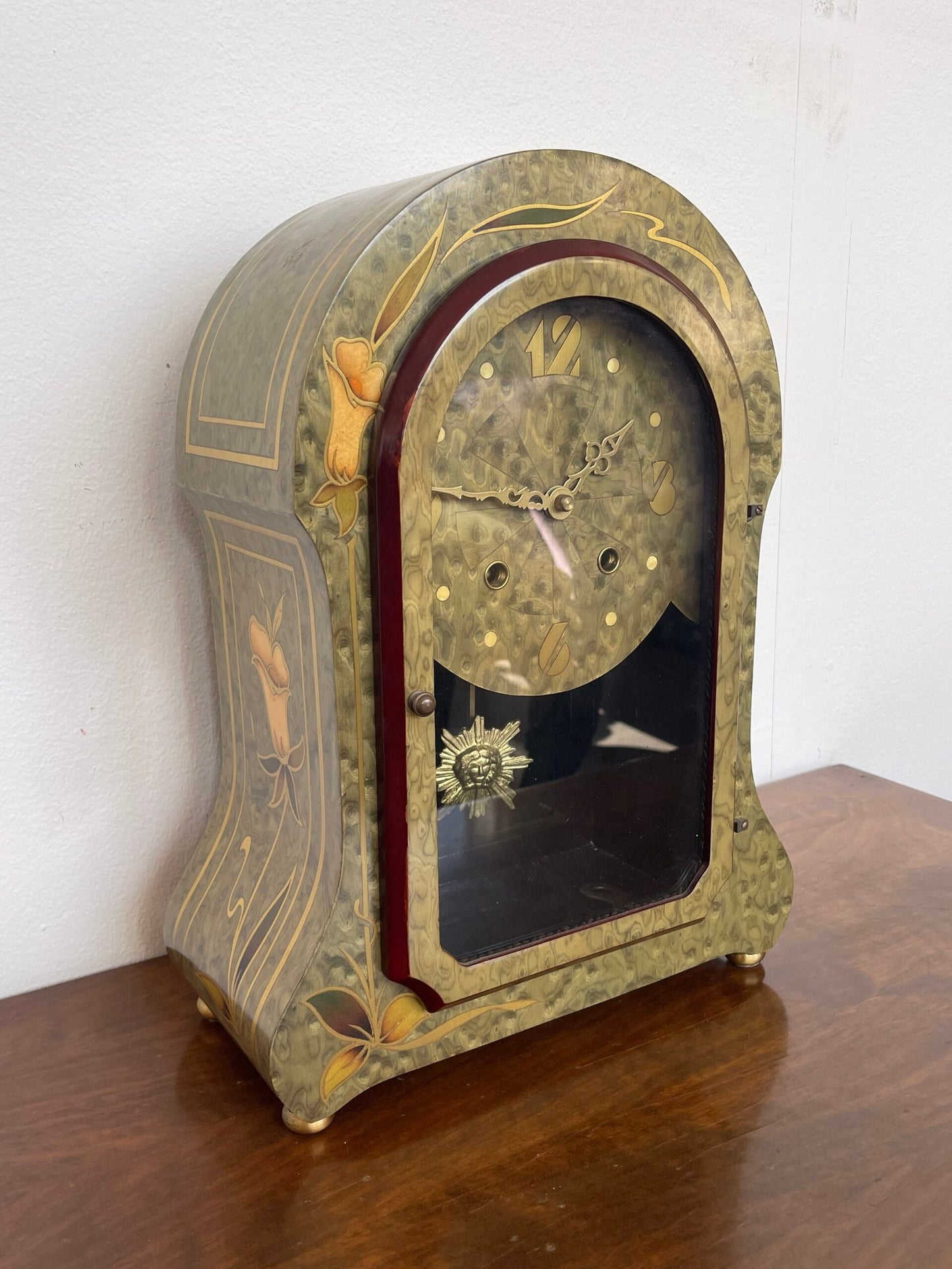 Elegante orologio a pendolo in stile antico è un pezzo unico che unisce l'estetica e la funzionalità.