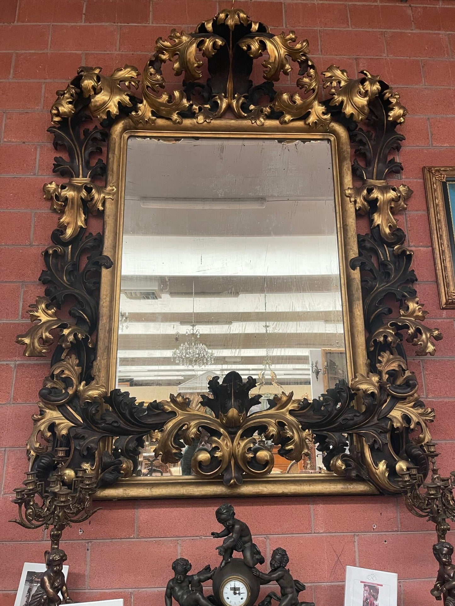 Specchiera barocca con decorazioni a foglia e candelabri