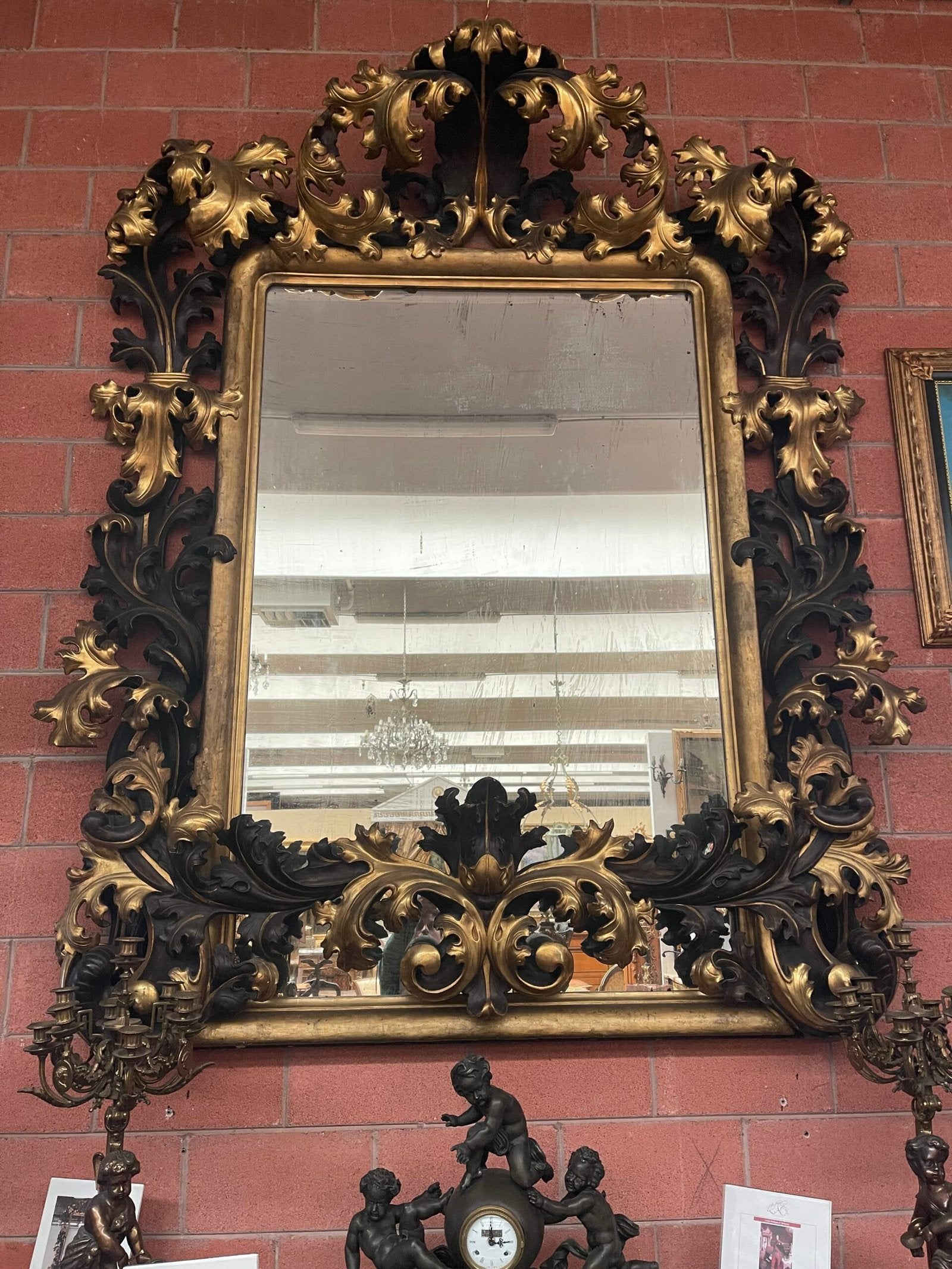 Specchiera barocca con decorazioni a foglia e candelabri