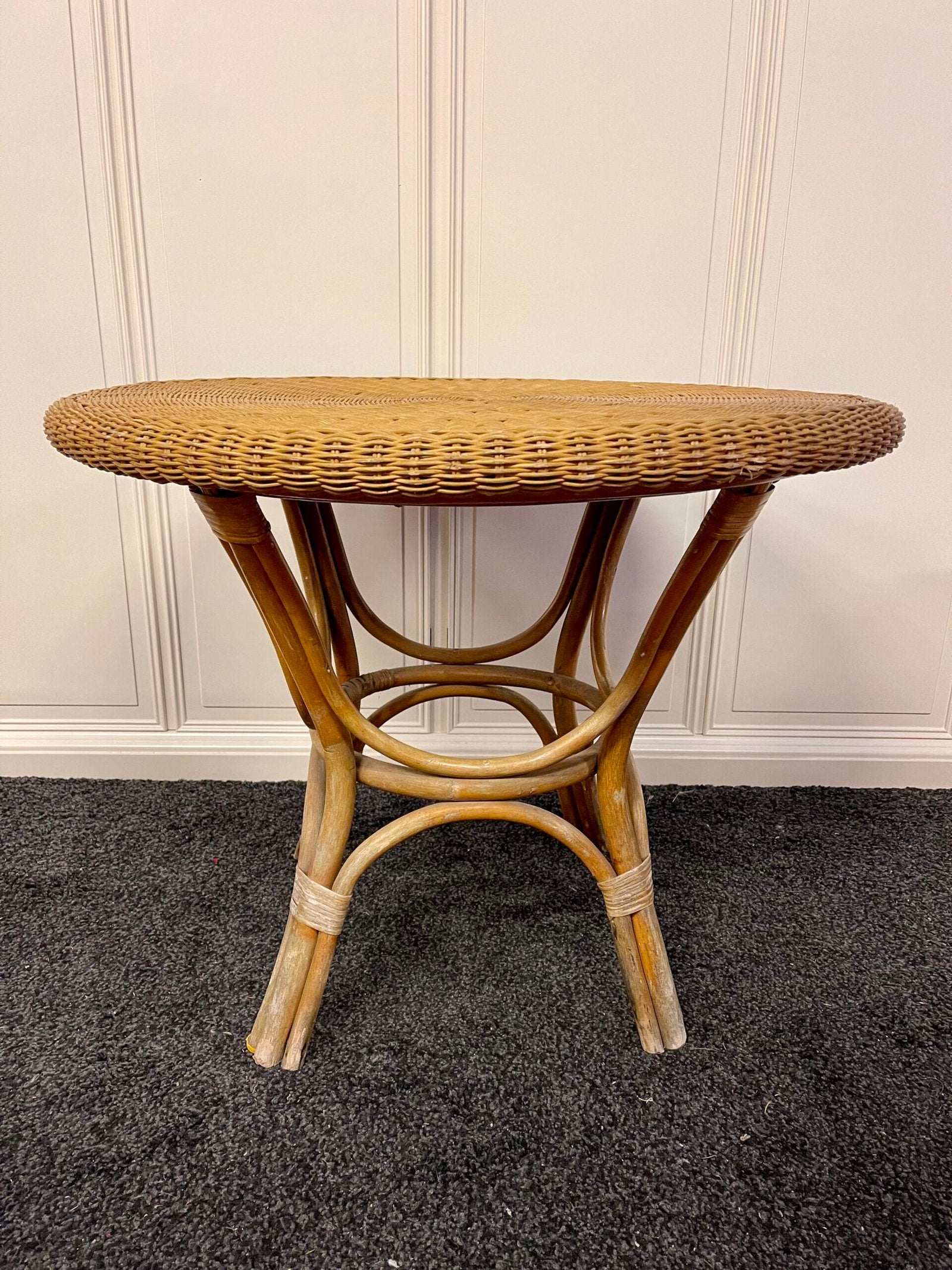 Tavolino in rattan intrecciato vintage