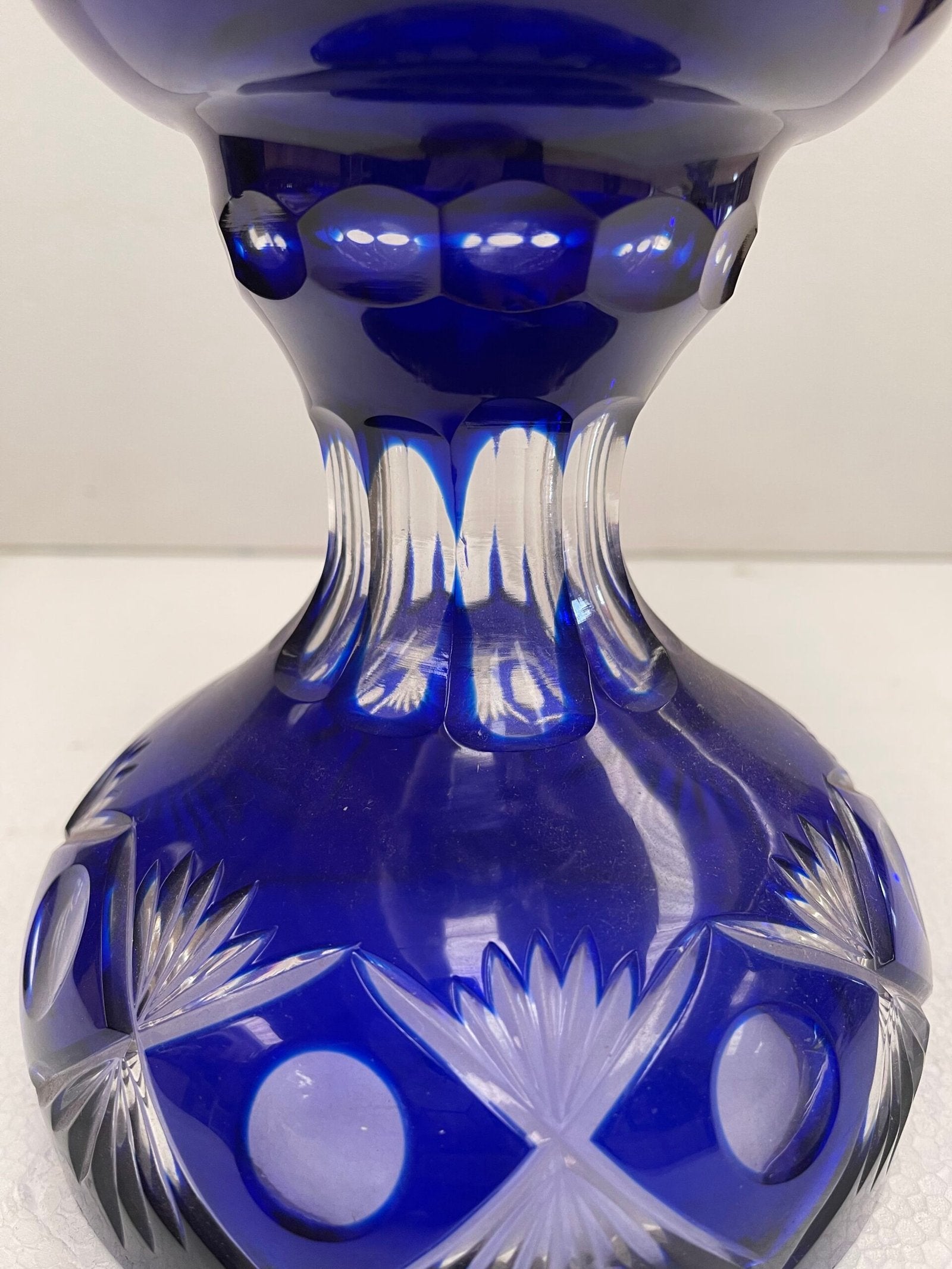 Vaso in cristallo molato blu cobalto con incisioni figurative