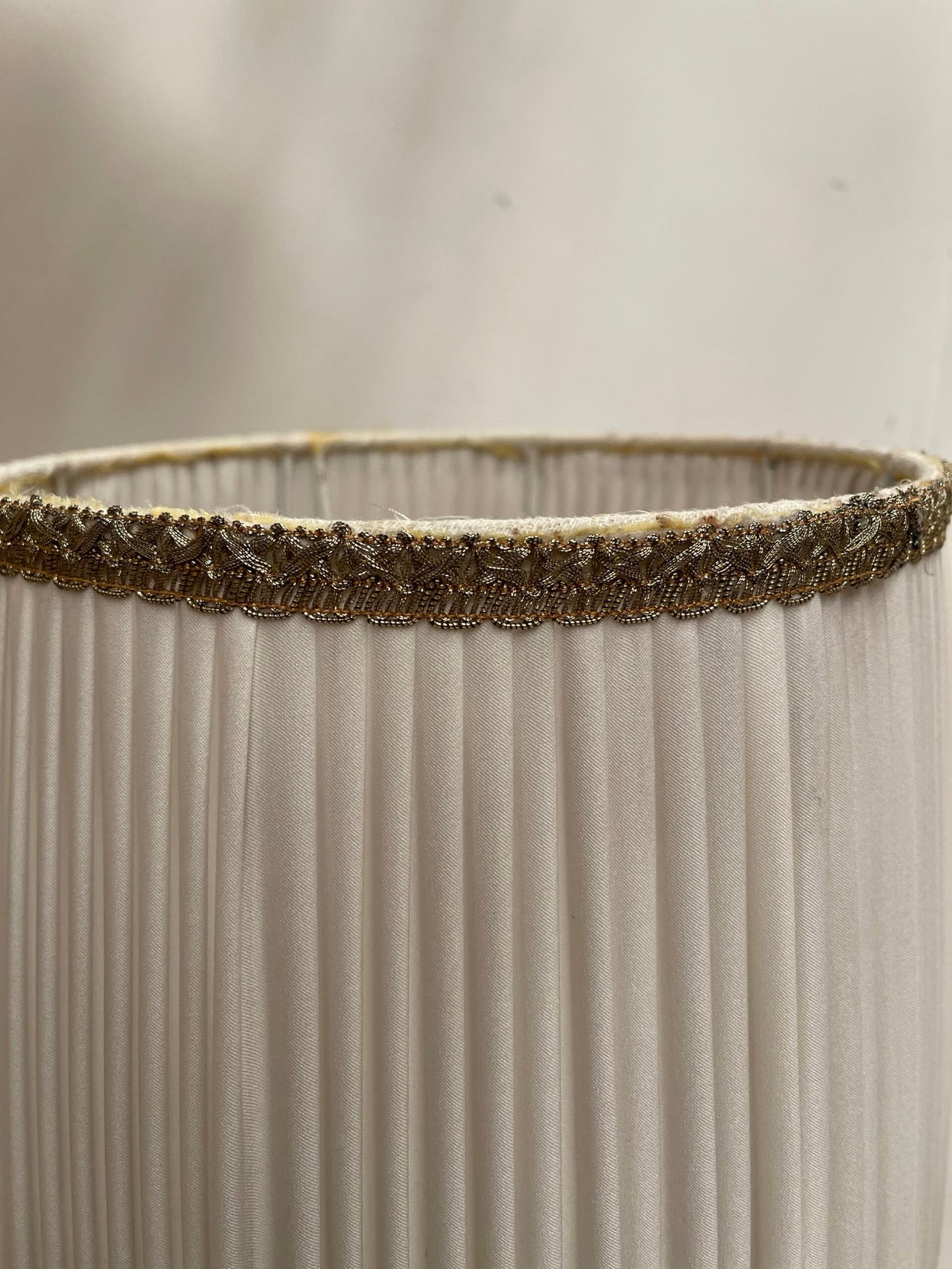 Splendida Coppia di Abat-jour Luigi XVI a Bronzo Dorato con Paralumi Plissettati