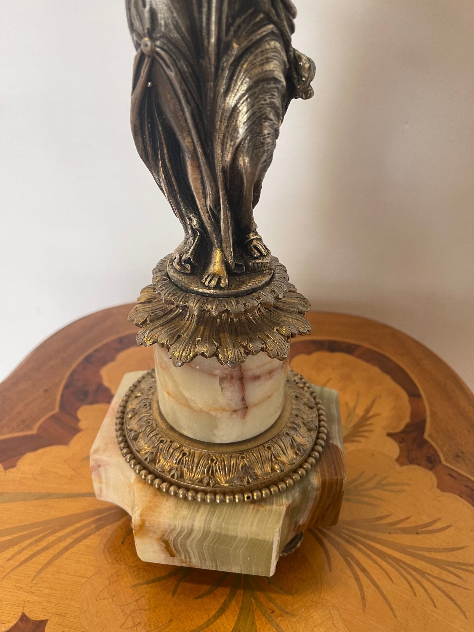 Candeliere francese in bronzo e marmo con figura femminile