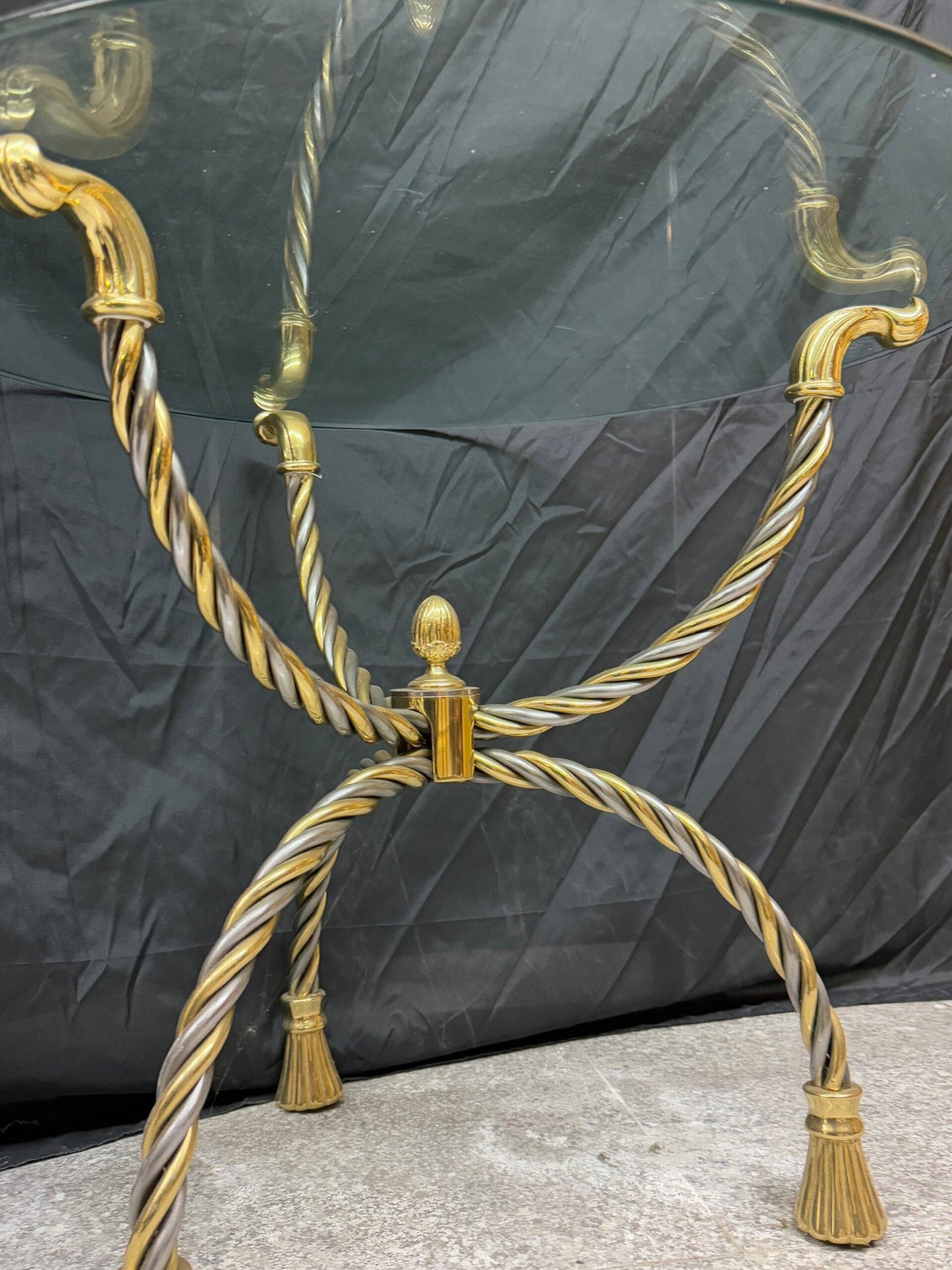 Tavolino Rotondo con Piano in Vetro e Base in Ottone Intrecciato