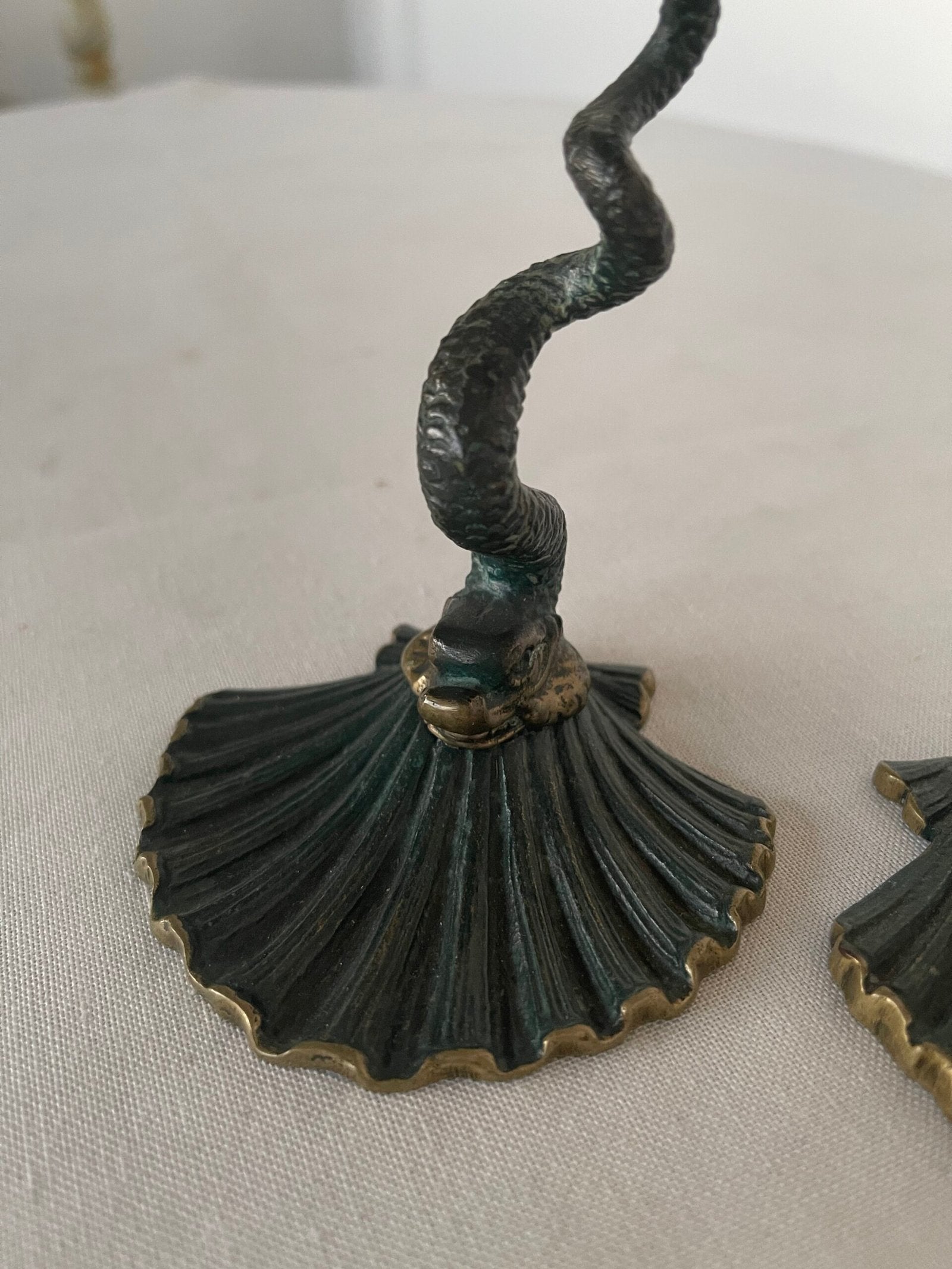 Serpente di Luce: Coppia di portacandele in stile vintage