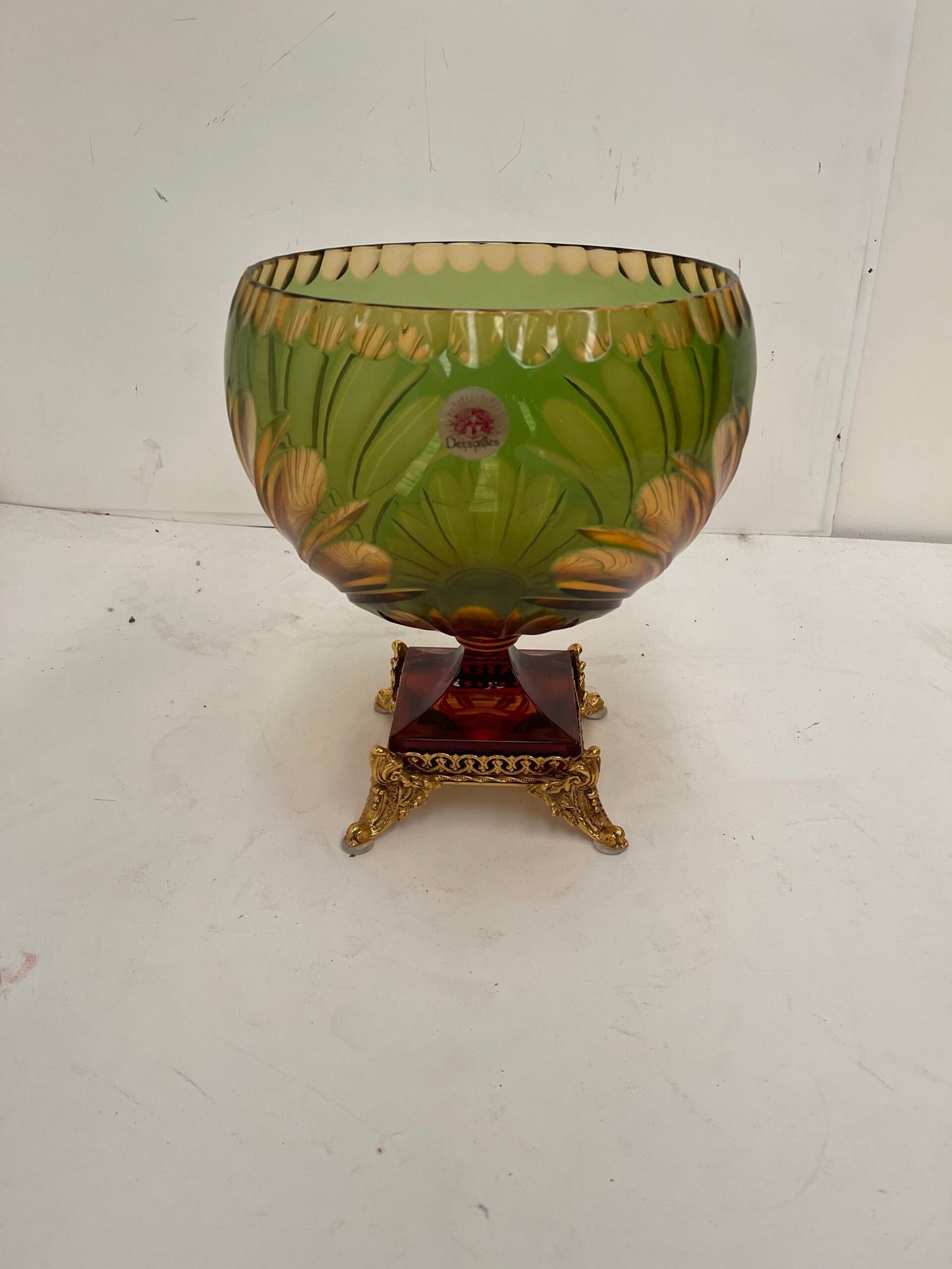 Vaso in vetro verde con base decorata