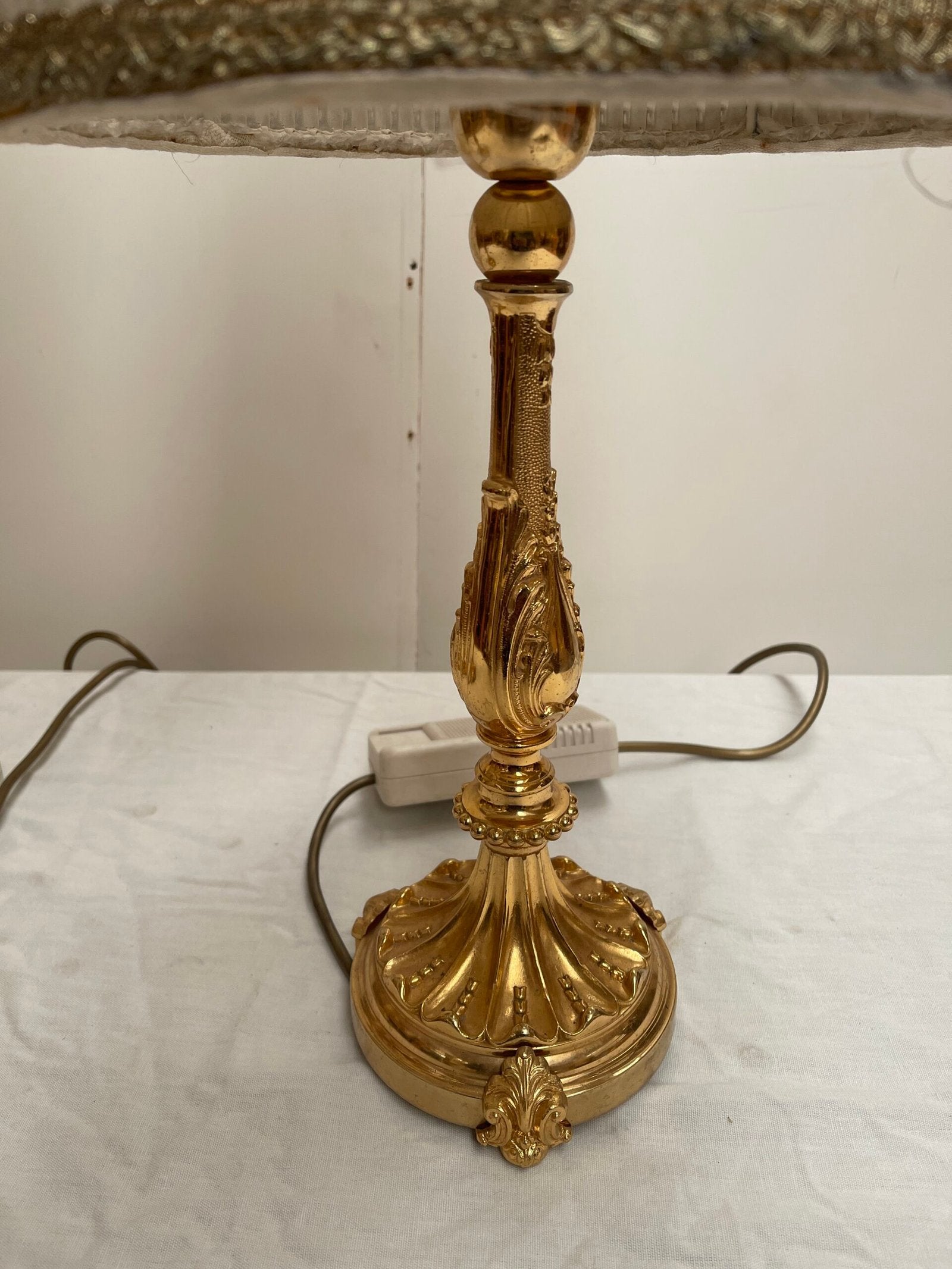 Splendida Coppia di Abat-jour Luigi XVI a Bronzo Dorato con Paralumi Plissettati