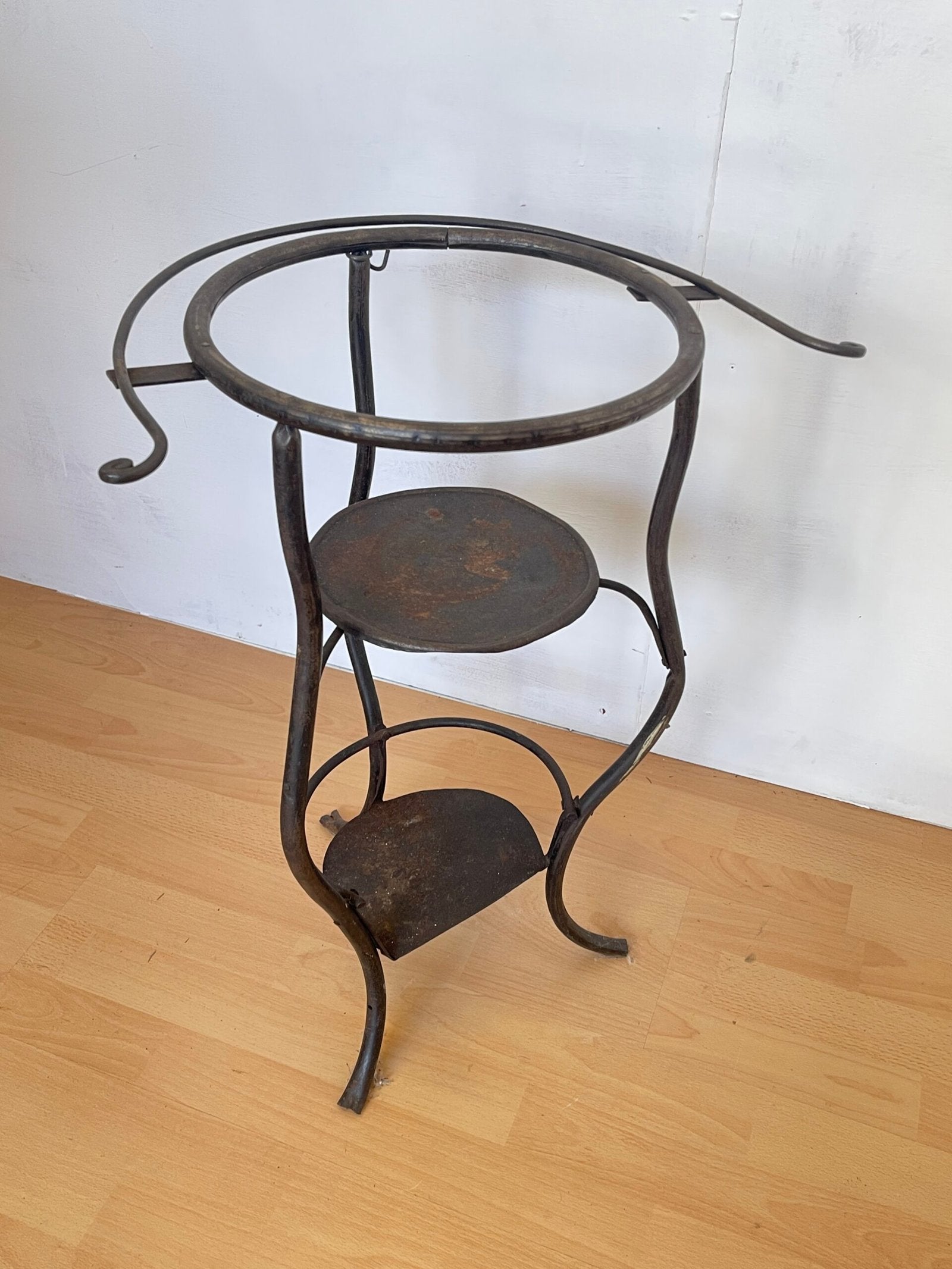 Set di Basi in Ferro Battuto per Fiori – Design Vintage