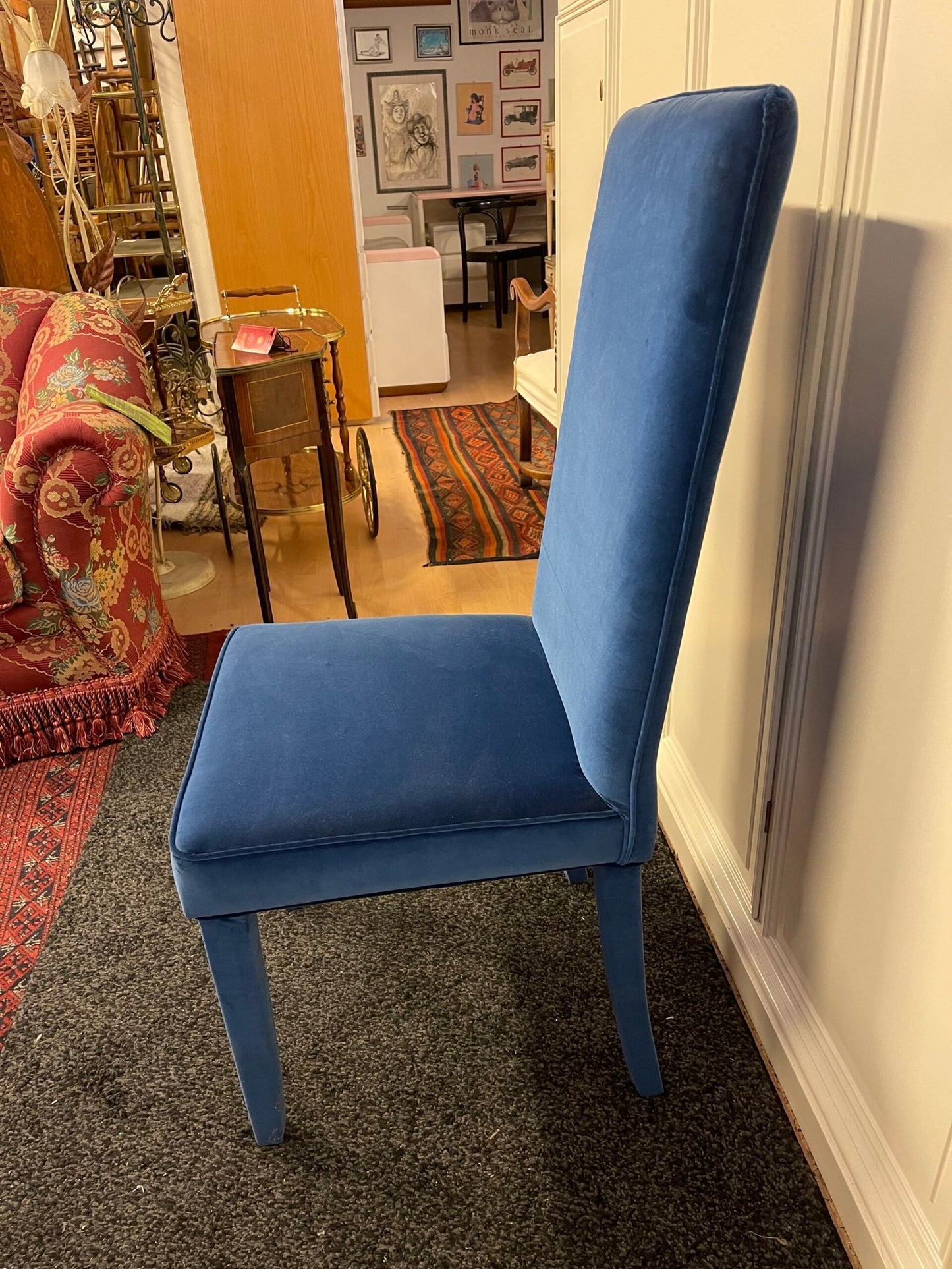 Sedia rivestita in velluto blu – stile moderno elegante
