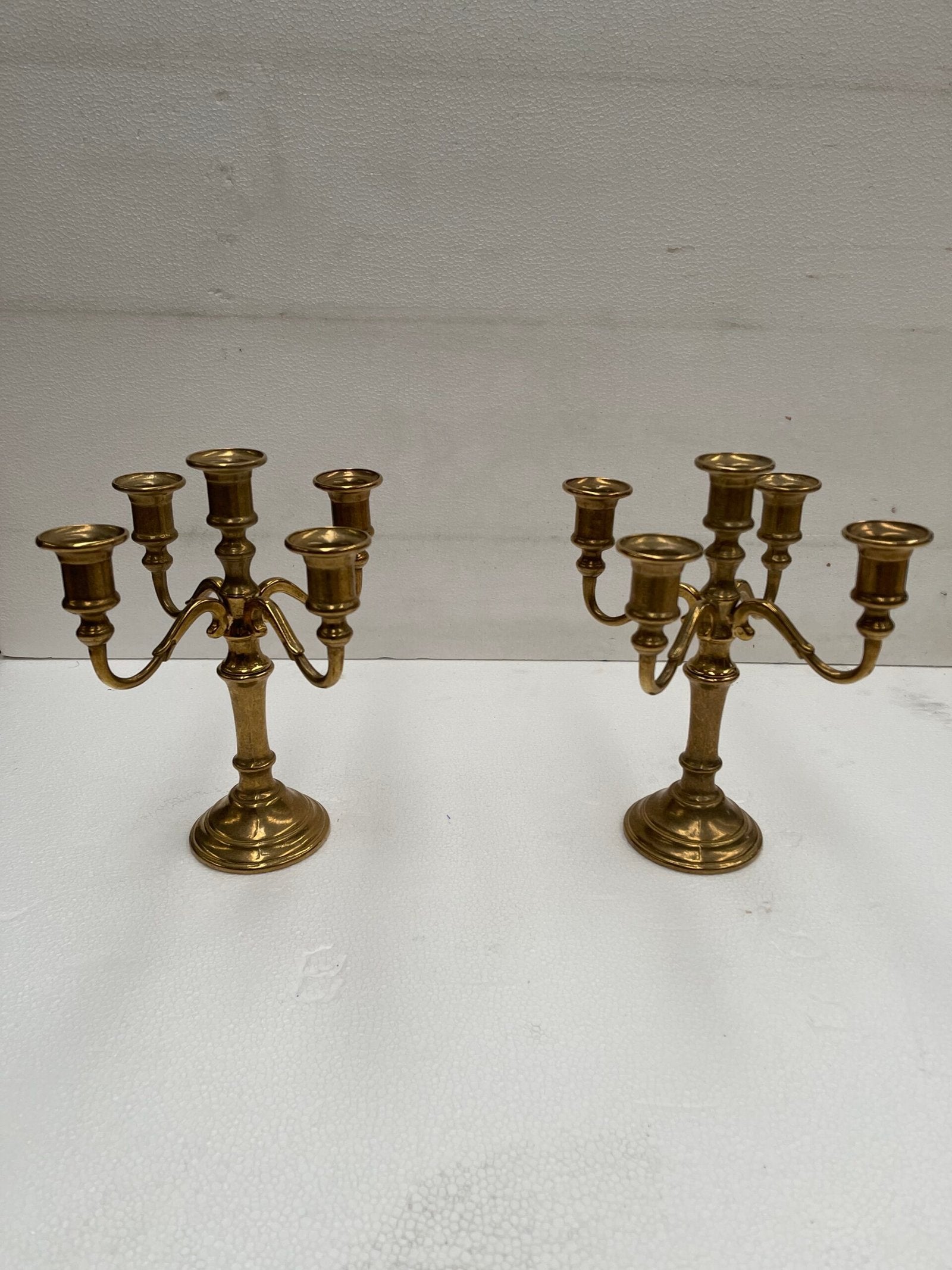 Coppia di candelabri in ottone dorato a 5 bracci - stile classico Luigi XVI