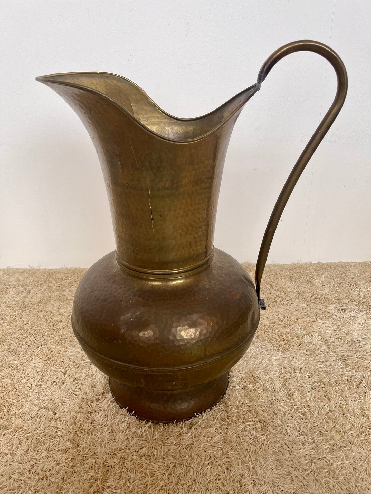 Brocca Antica in Rame Martellato con Manico Curvo – Stile Rustico/Coloniale