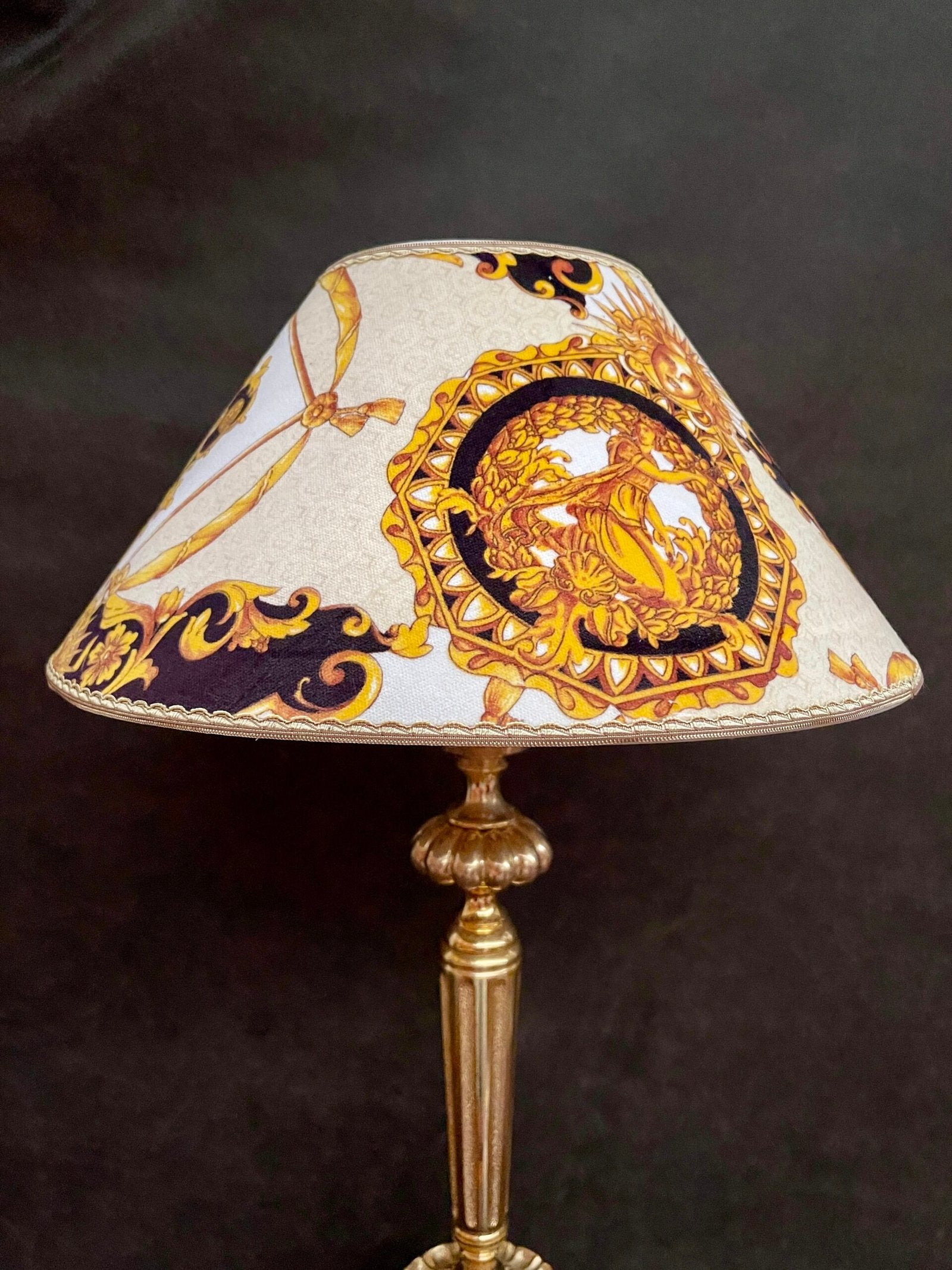 Coppia di lampade da tavolo in stile classico con Paralume Ricamato