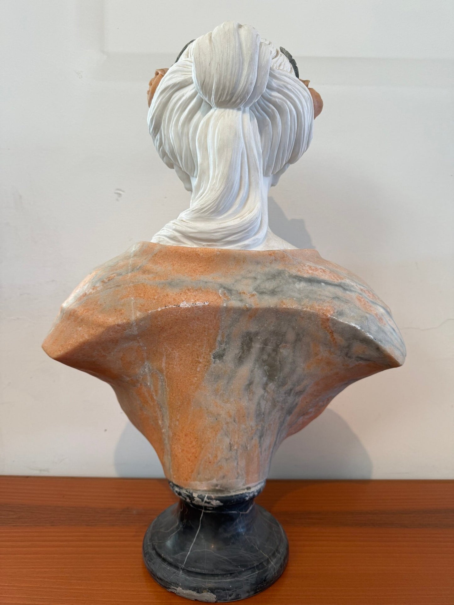 Busto Policromo in Marmo – Giovane Donna in Abito Classico