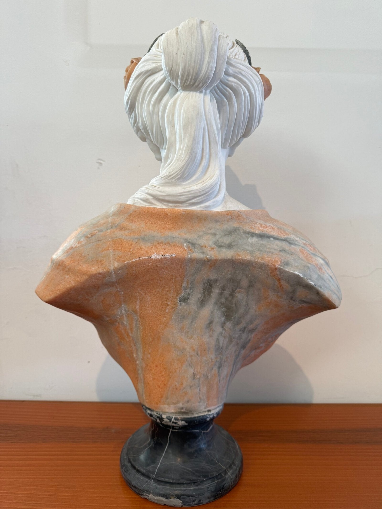 Busto Policromo in Marmo – Giovane Donna in Abito Classico