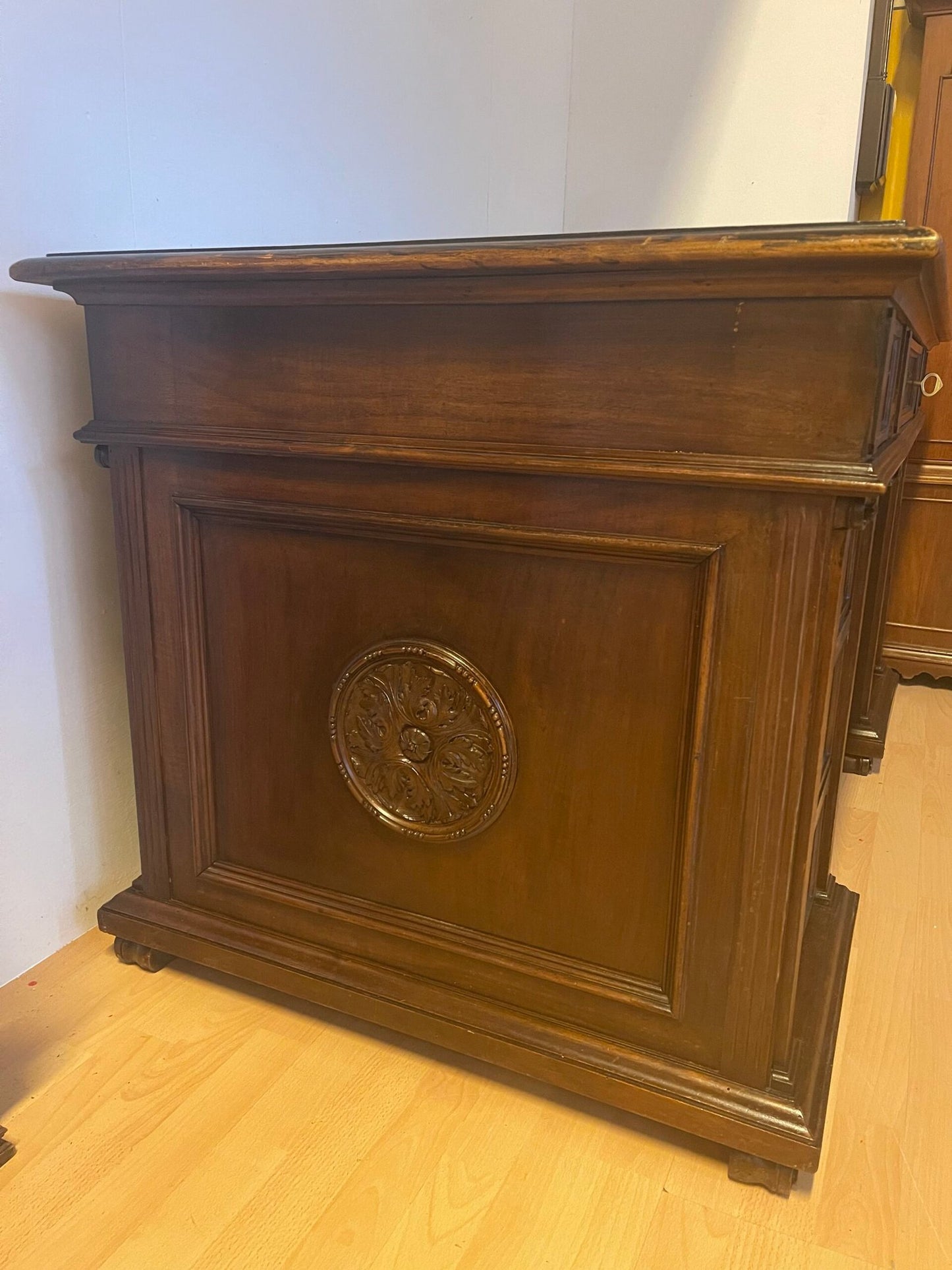 Scrivania classica in legno massello