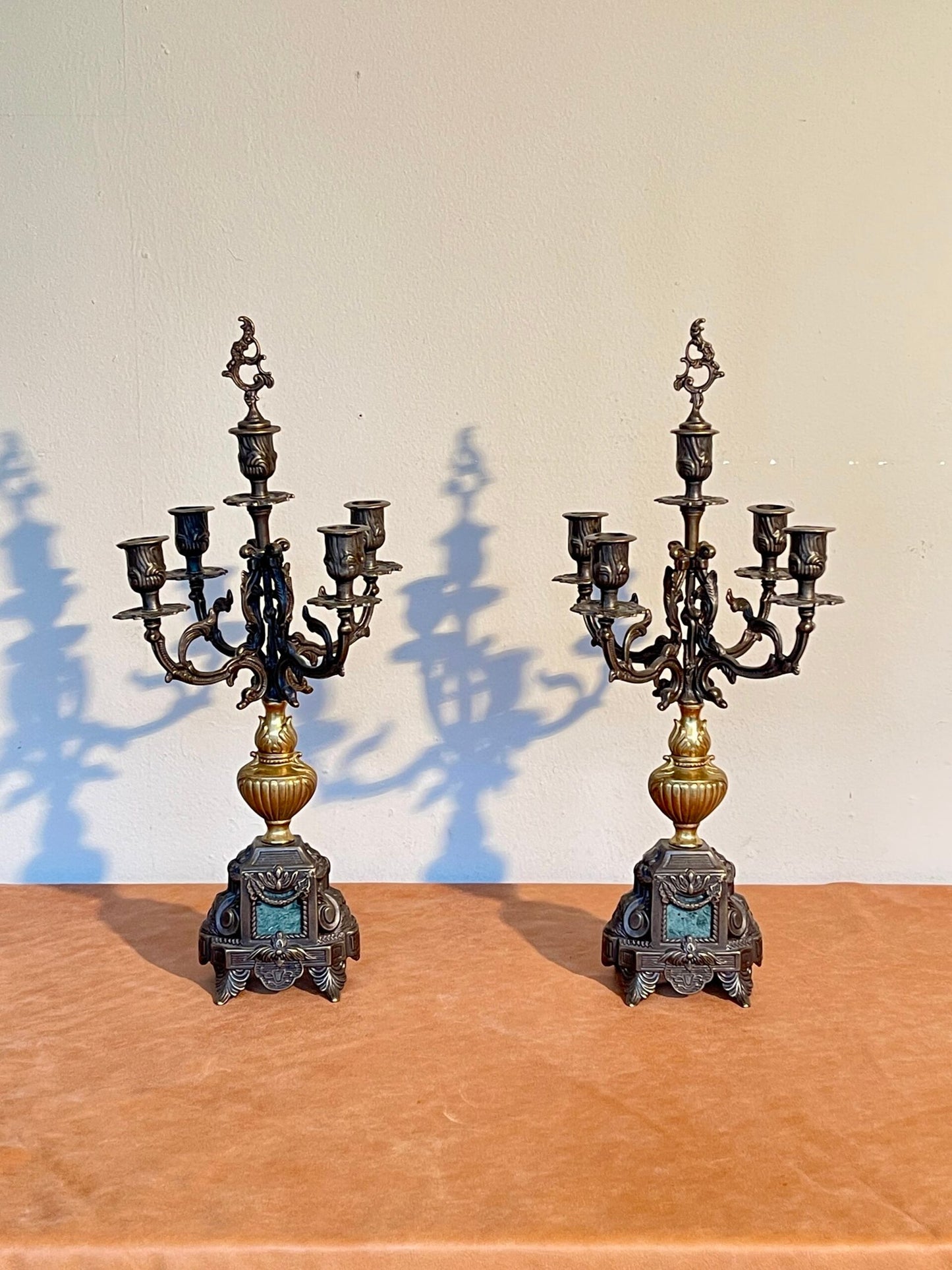 «Le Fiamme del Tempo - Candelabri Francesi d'Epoca»