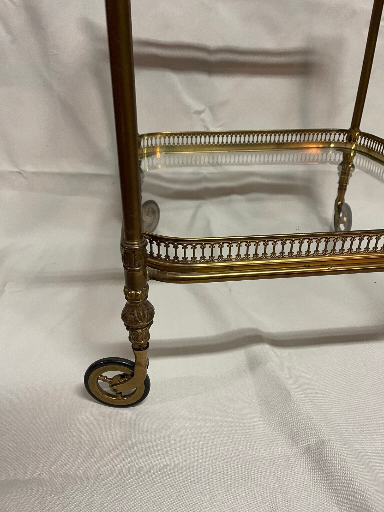 Carrello da tè in stile Impero con struttura in ottone e ripiani in vetro