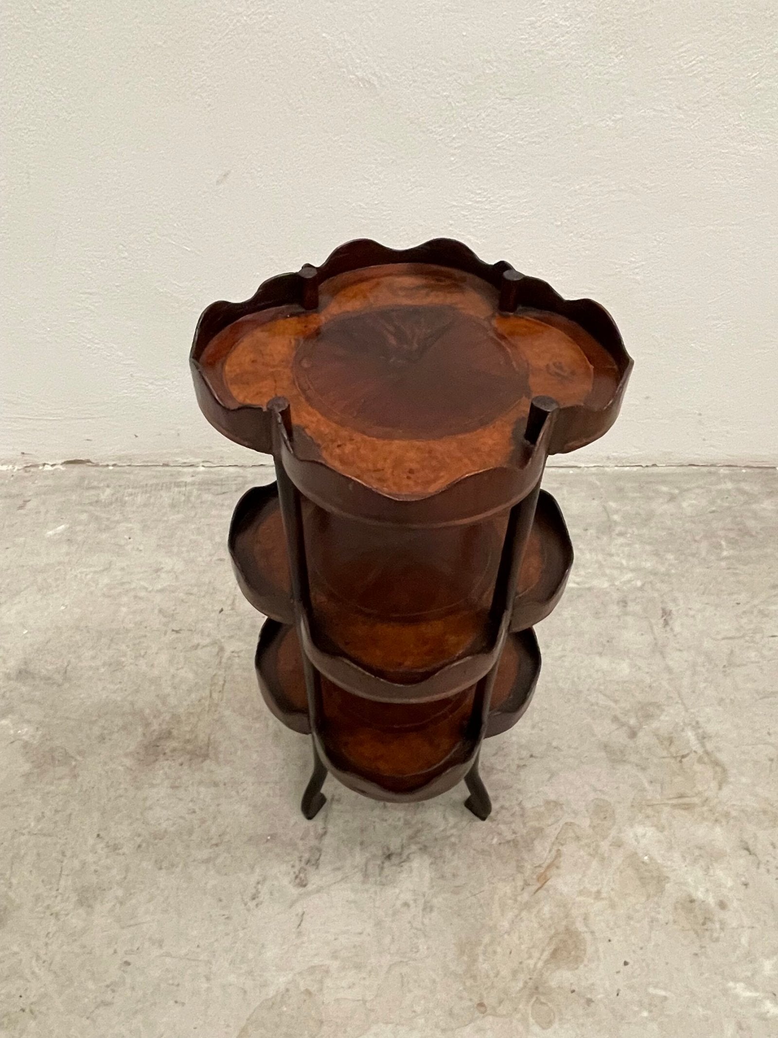 Tavolino Étagère Antico a Tre Ripiani in Legno Intagliato