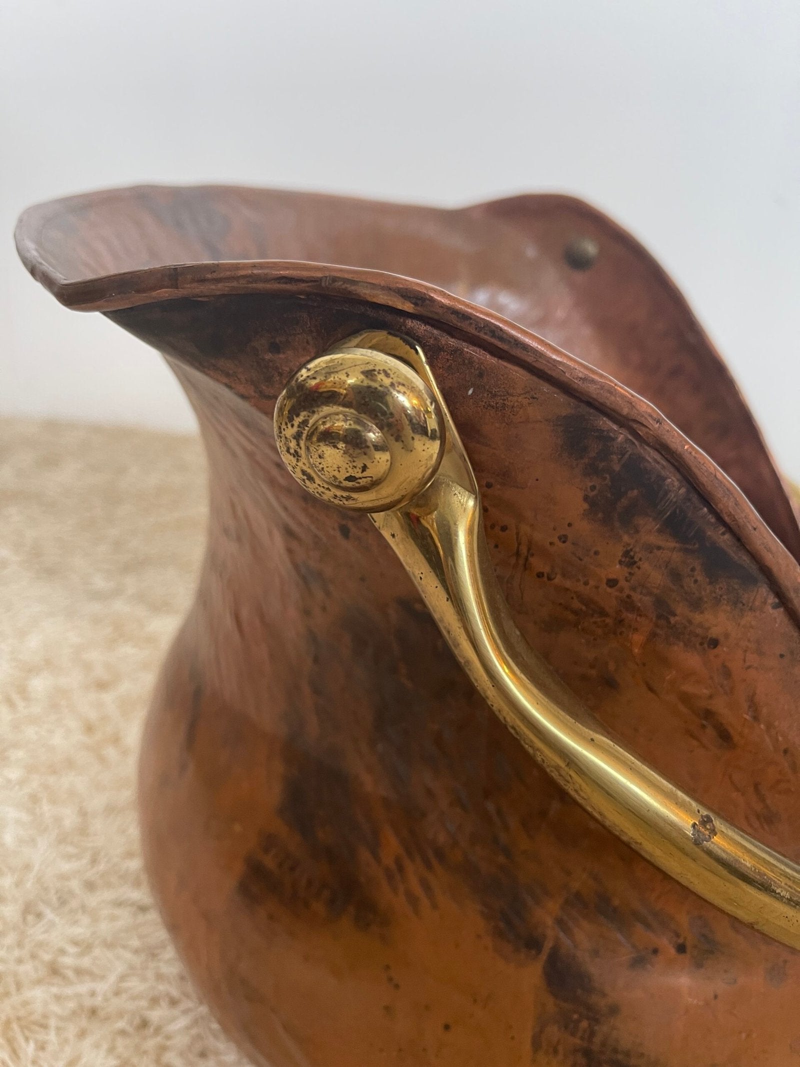 Antico secchio porta carbone in rame martellato con manico in ottone – Stile rustico vintage