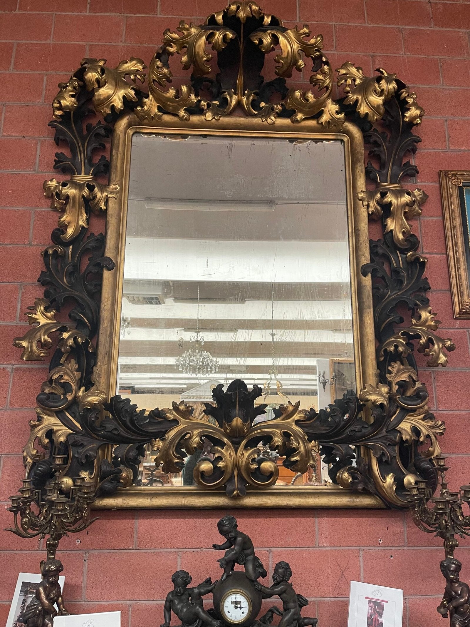 Specchiera barocca con decorazioni a foglia e candelabri