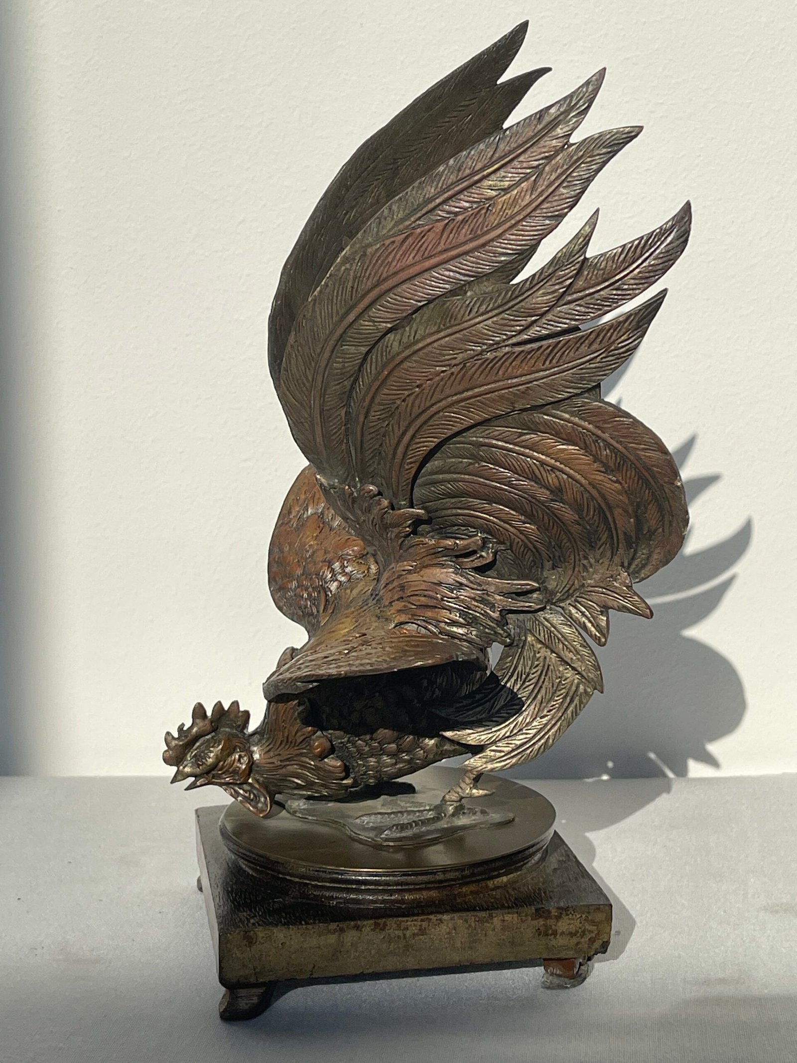 Scultura in Bronzo di Gallo da Combattimento su Base in Legno