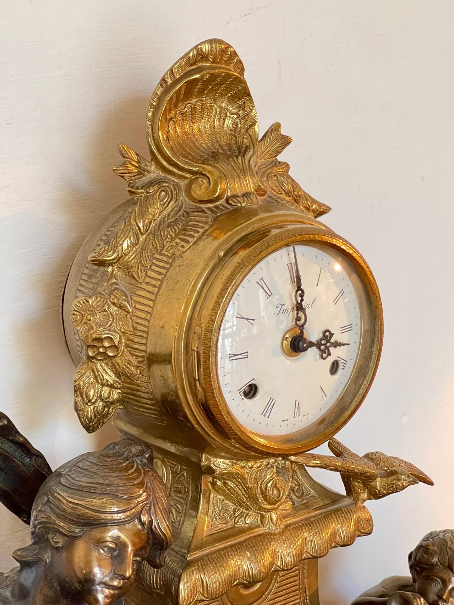 "Maestro del Tempo: orologio Scultoreo con Donna e Bambino"