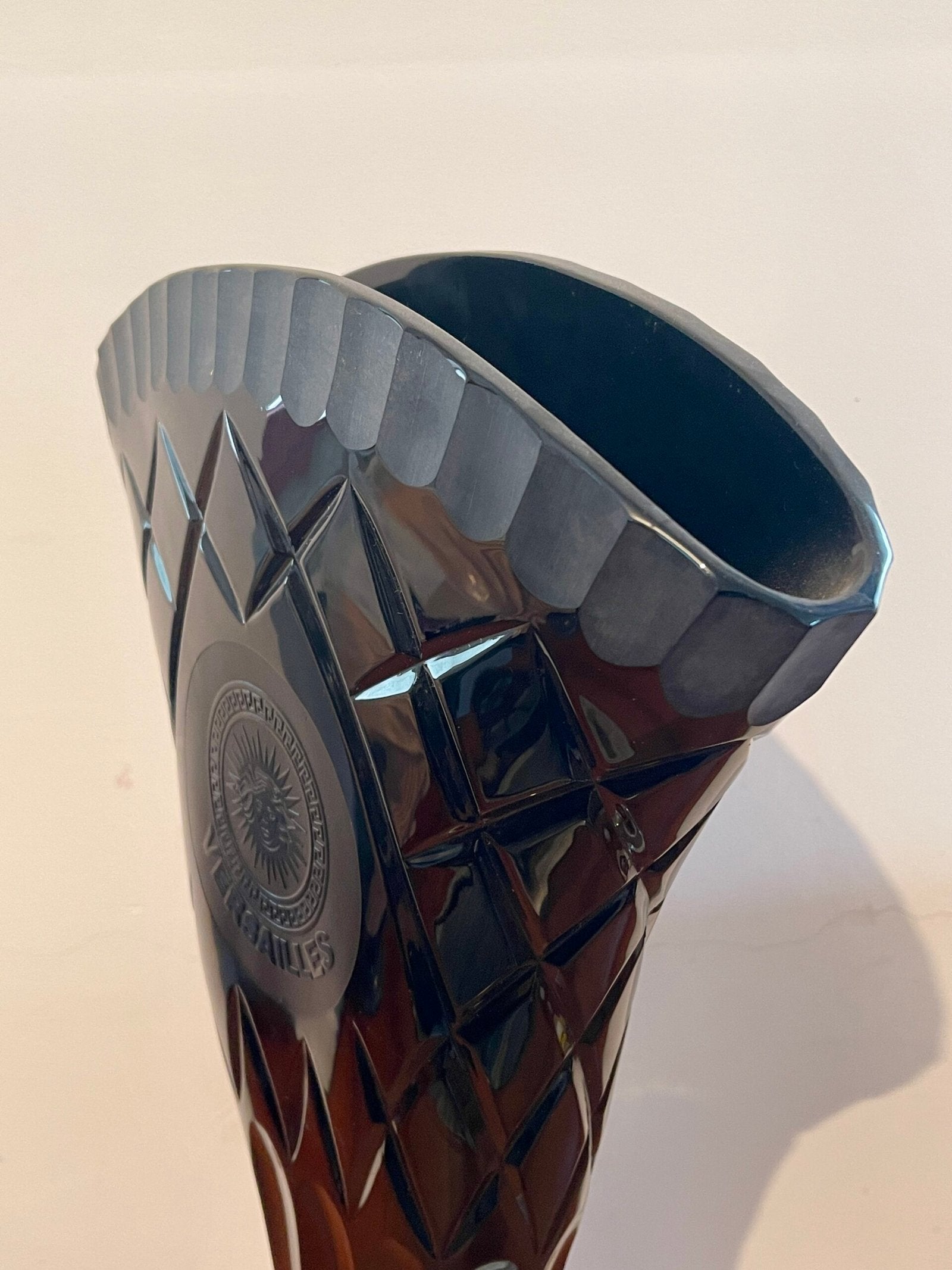 Vaso in Cristallo Versailles con Incisione Solare e Base Dorata