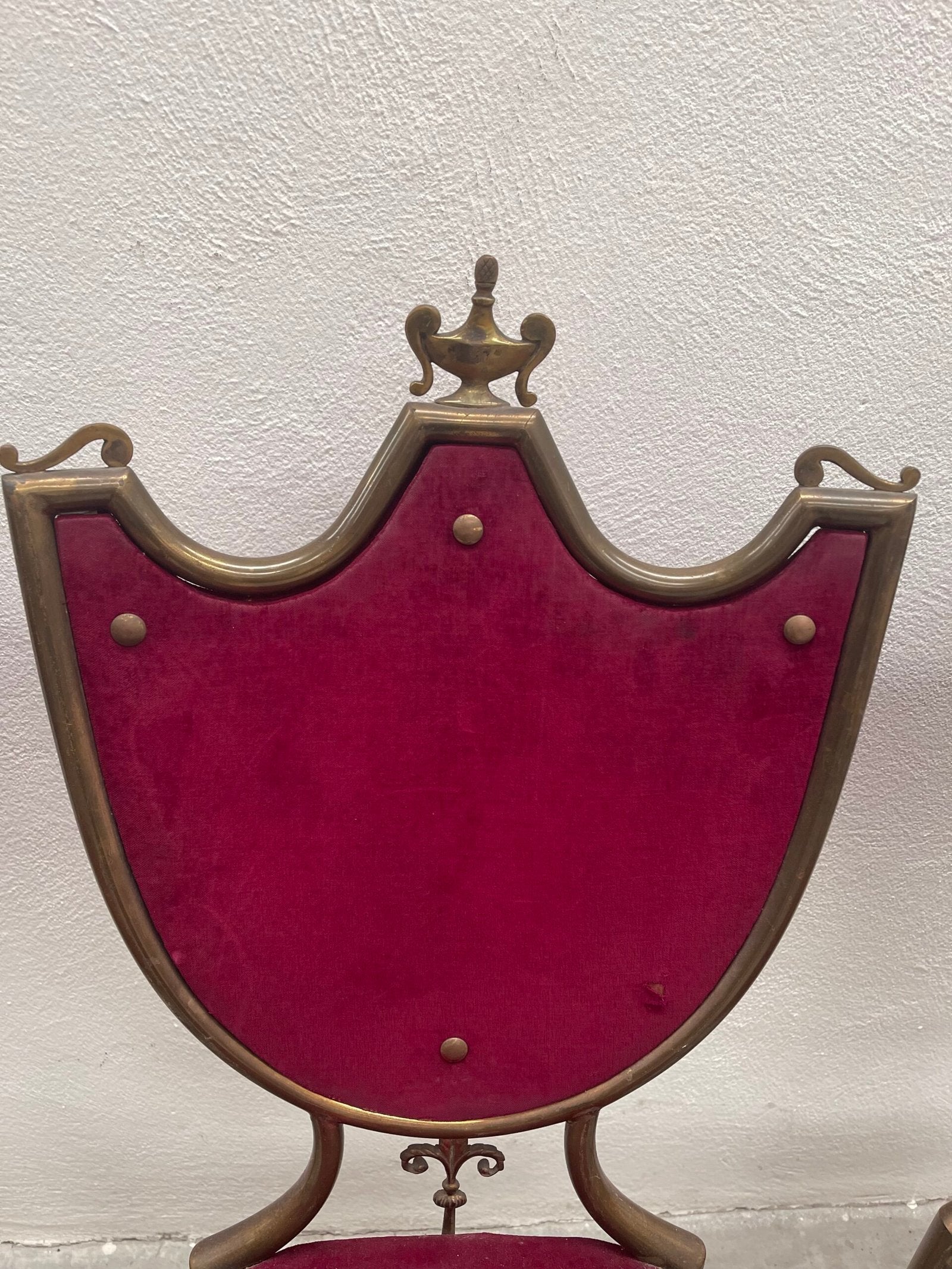 Set di 4 sedie in stile gotico con seduta in velluto rosso