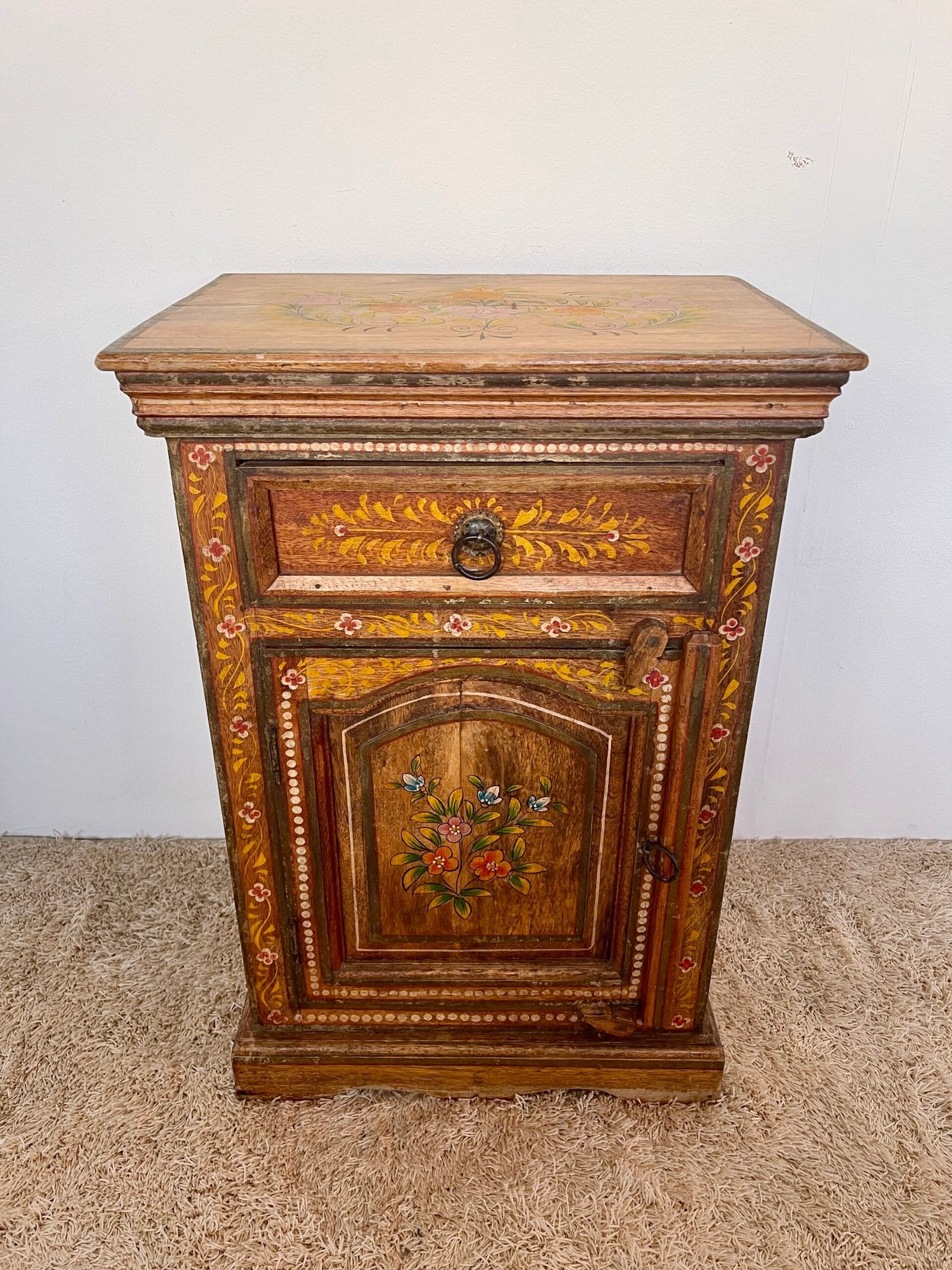 Credenzina rustica tirolese dipinta a mano