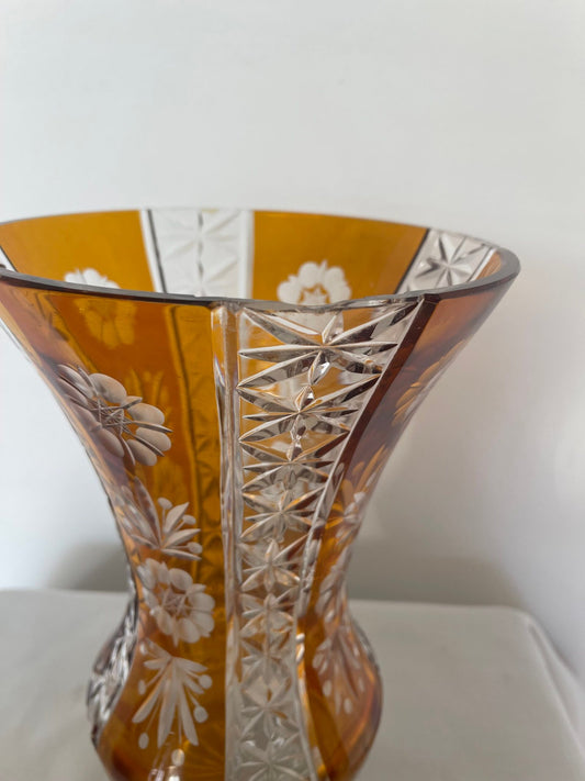 Vaso in cristallo boemo ambra inciso a mano