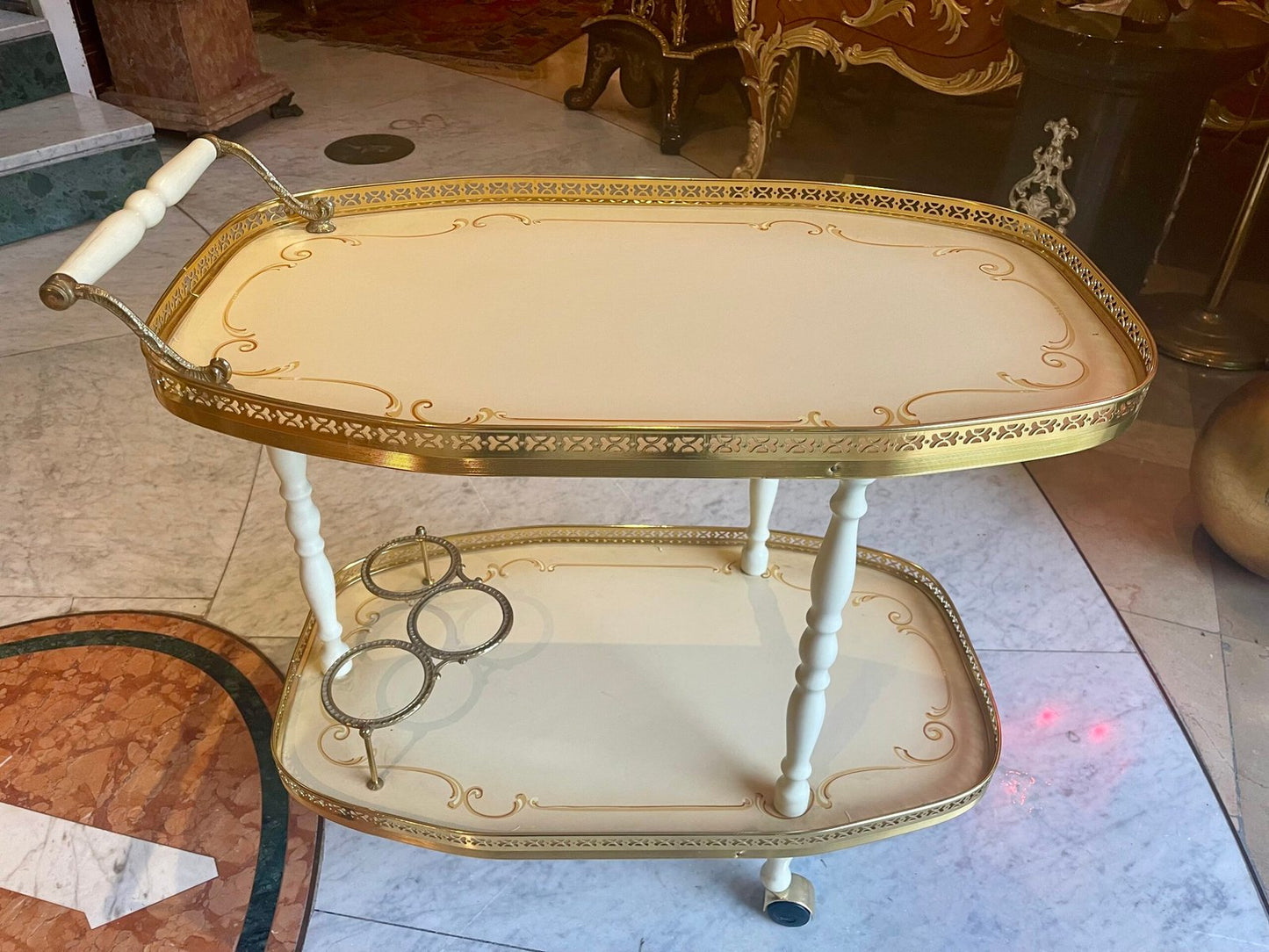 Carrello da tè anni '50 in legno laccato avorio e dettagli in ottone