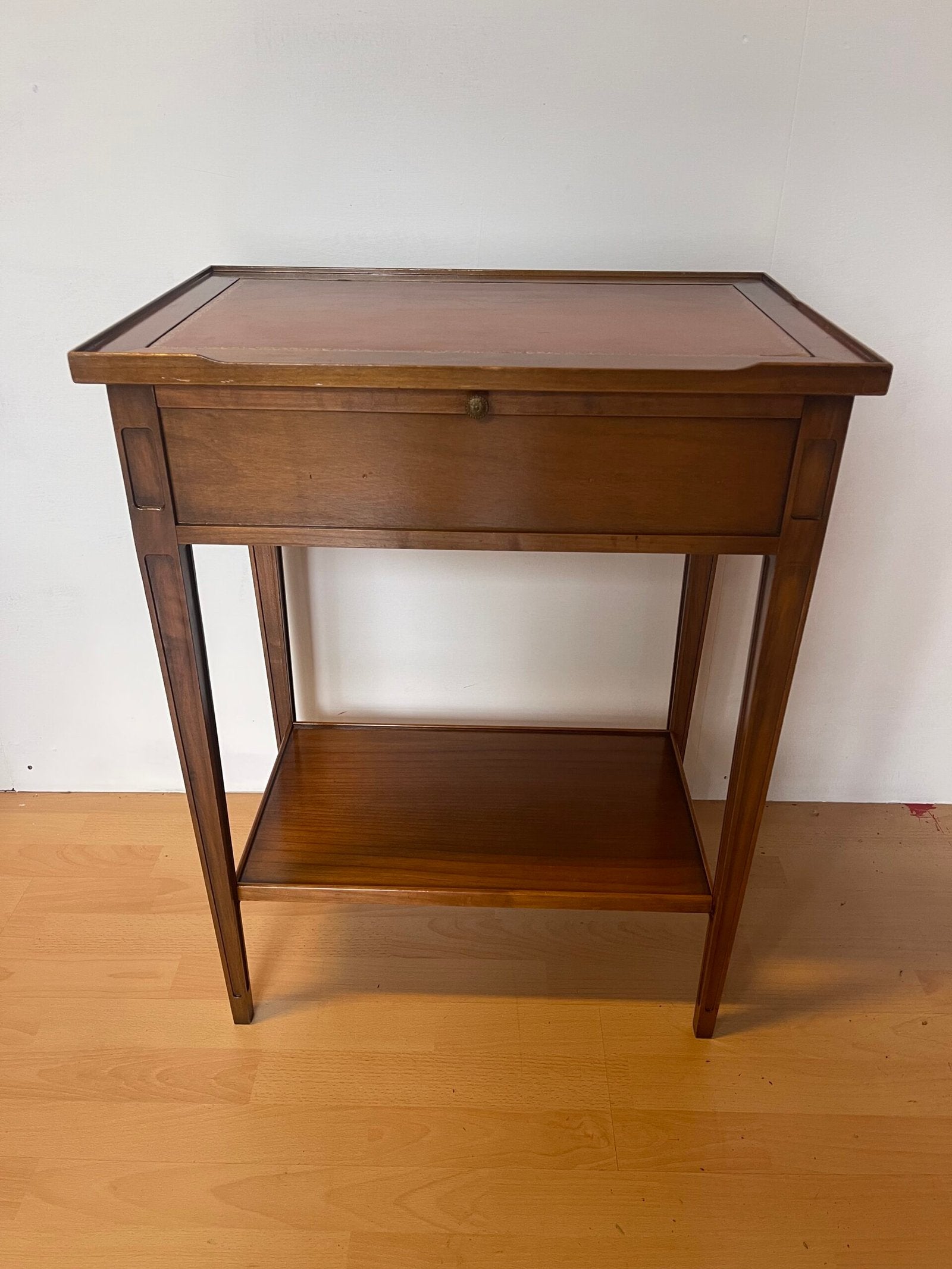 Tavolino Vintage in Legno – Con Cassetto e Ripiano