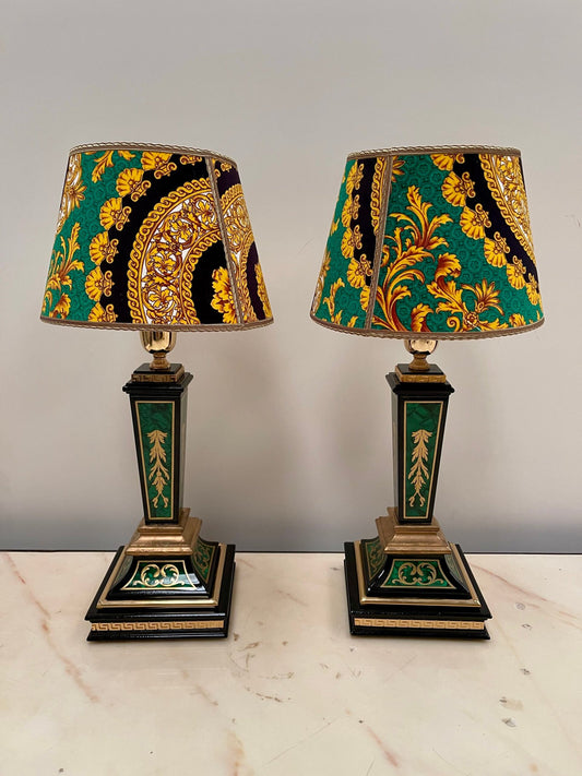 Coppia di lampade da tavolo in stile neoclassico con base decora e paralumi in tessuto barocca