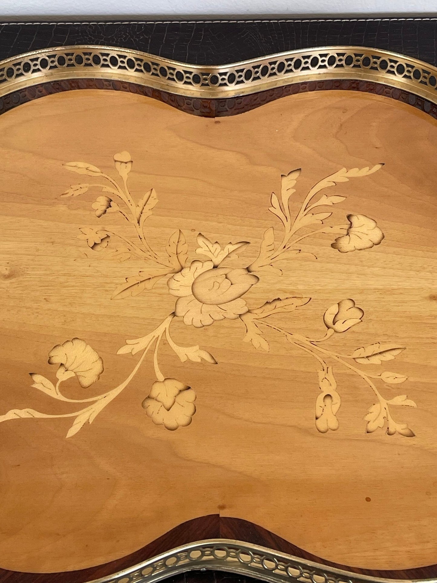 Vassoio in legno intarsiato, dal design elegante e raffinato, è un autentico capolavoro artigianale.