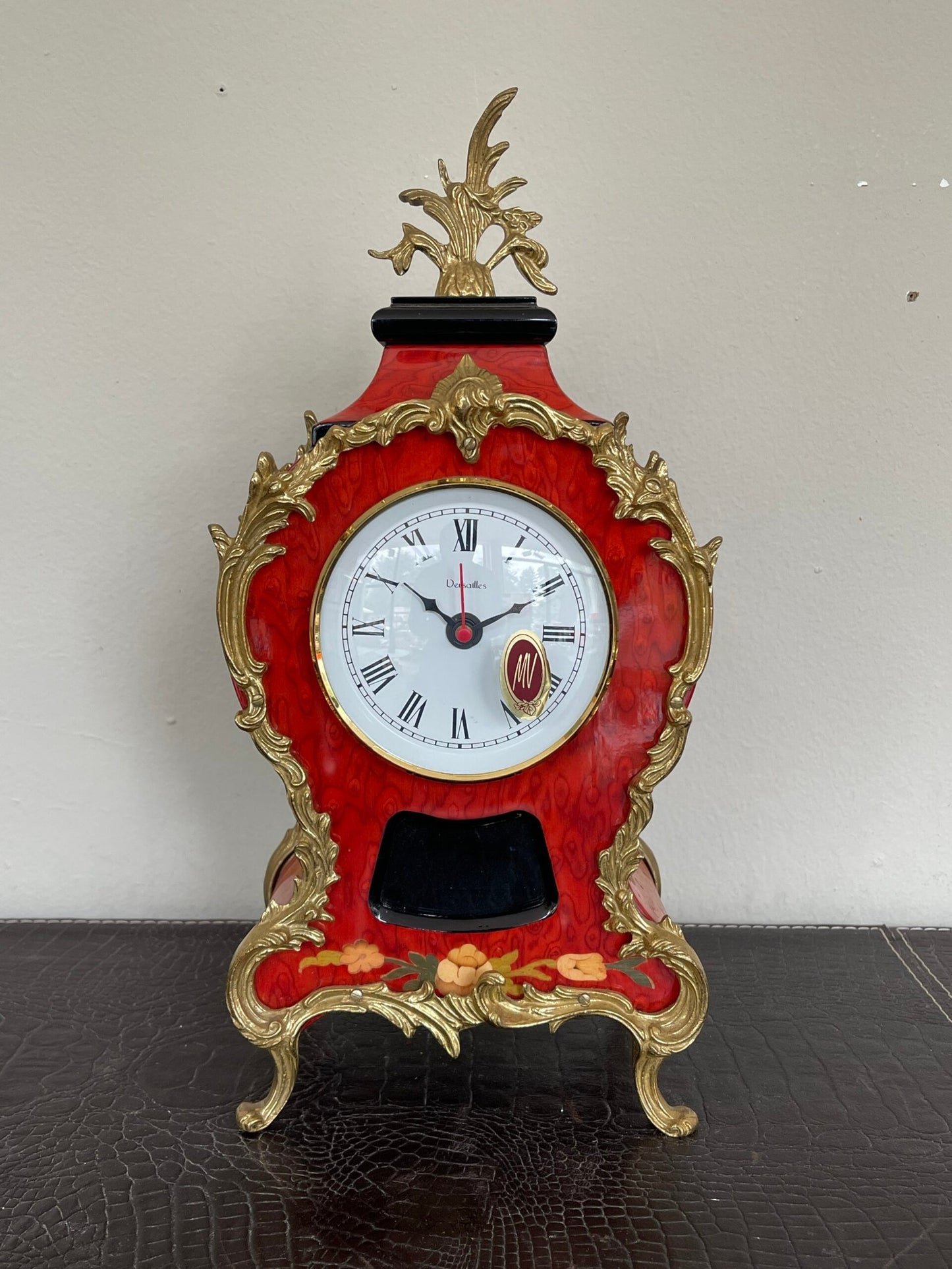 Orologio da tavolo con Pendolo e Decorazioni Dorate - Stile Classico e Raffinato