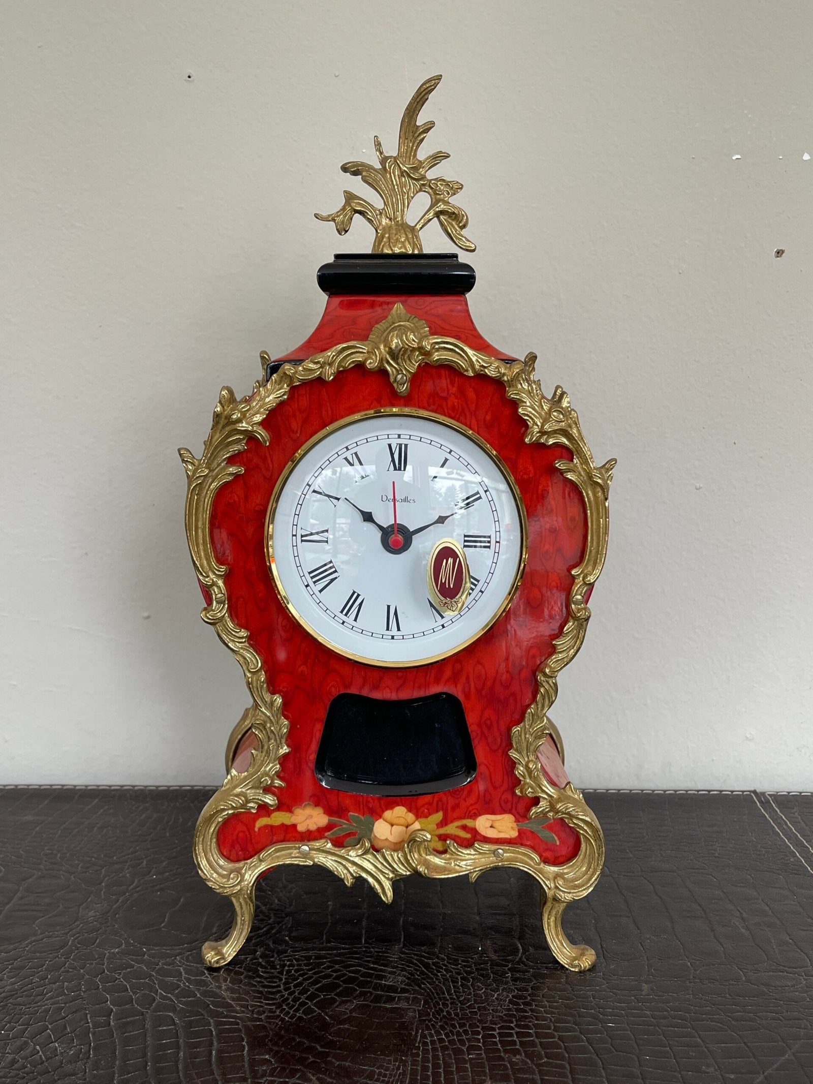 Orologio da tavolo con Pendolo e Decorazioni Dorate - Stile Classico e Raffinato