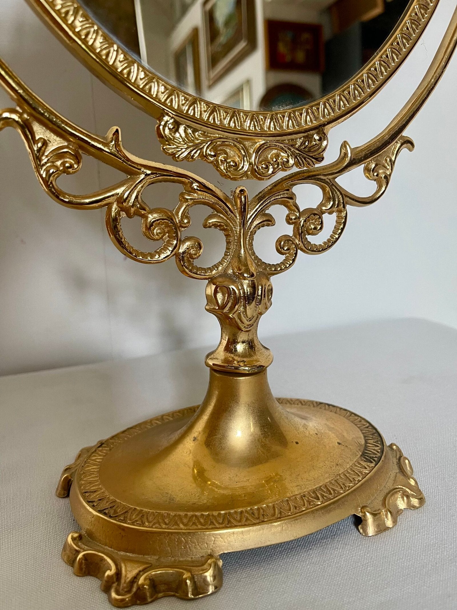 Specchio da tavolo con cornice in ottone lavorato