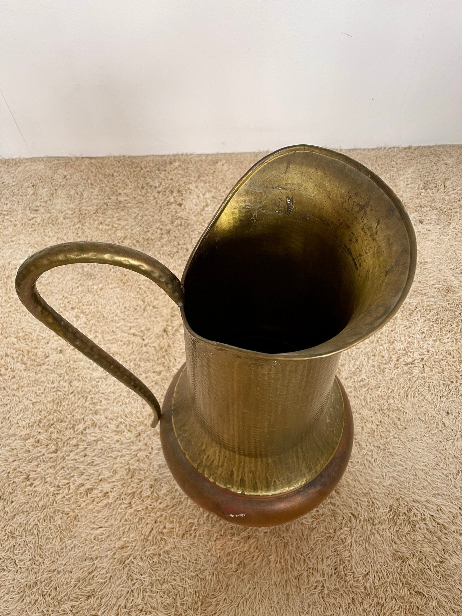 Elegante brocca vintage in ottone martellato – fascino senza tempo