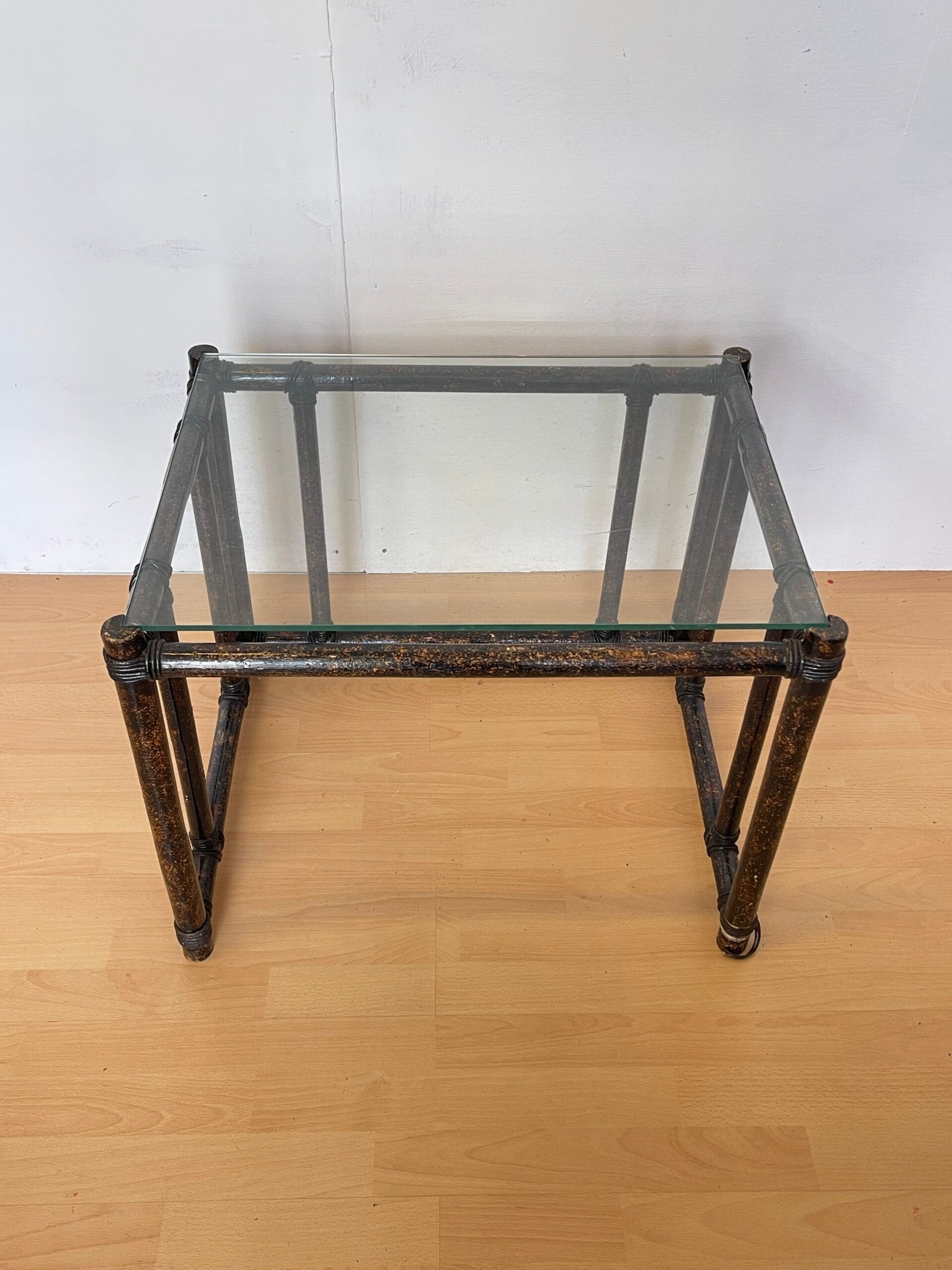 Tavolino in Bambù con Piano in Vetro «Eleganza Naturale»